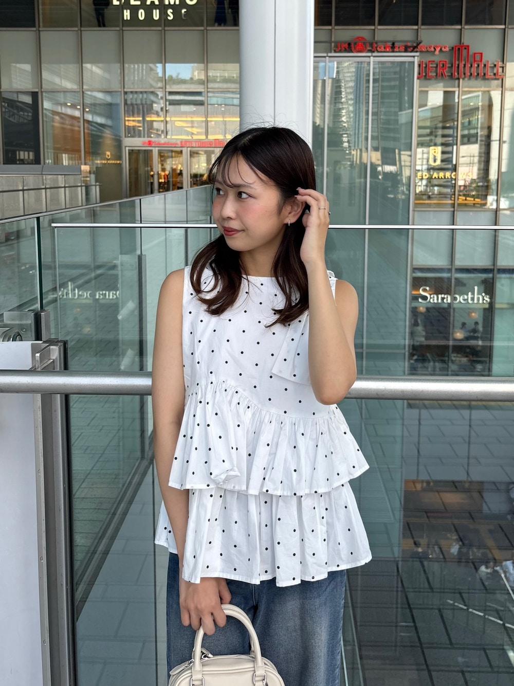 ホワイト系のシャツ/ブラウス、ブルー系のデニムパンツ、ホワイト系のボストンバッグを着用したレディースの夏コーディネートの1枚目の写真