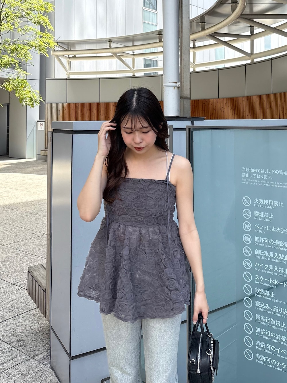 「Chicoの【SALON by Chico】ローズチュールペプラムブラウス（シャツ/ブラウス、グレー系）」を使った、ayuさん（レディース・155cm）の春コーディネートの1枚目の写真