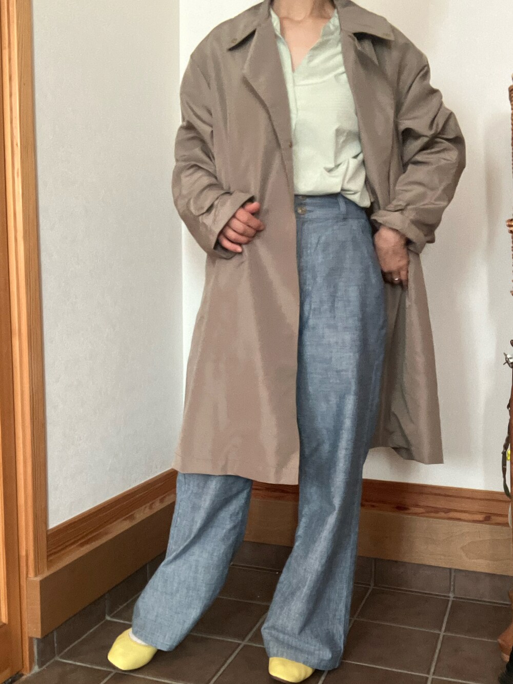 「ステンカラーコート、撥水加工、ワークマン女子、デニムコーデ、春夏コーデ、ベージュのトレンチコート、ワイドデニム、バギーデニム、軽量アウター、雲の上パンプス」｜「ワークマン女子のアイテム（デニムパンツ、ブルー系）」を使った、ichigoannさん（レディース・154cm）の春コーディネートの1枚目の写真