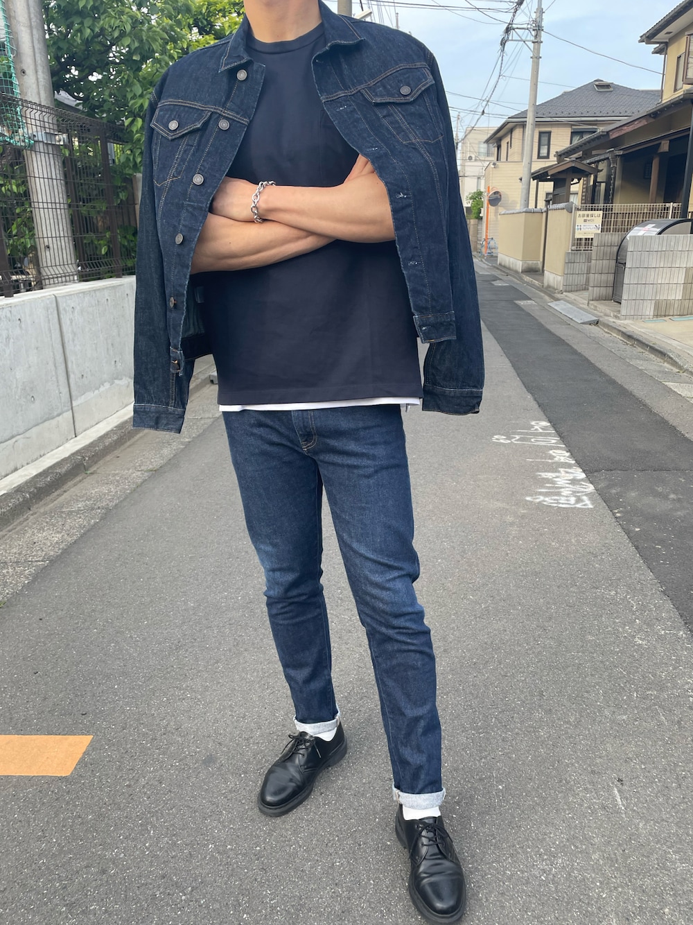 「今日のコーデ、春夏コーデ、デニムパンツ、デニム、映画デート」｜「Dr. Martensの【Dr.Martens】ドクターマーチン 「3HOLE GIBSON 1461」（ドレスシューズ、ブラック系）」を使った、チャーリーさん（メンズ・184cm）の春コーディネートの1枚目の写真