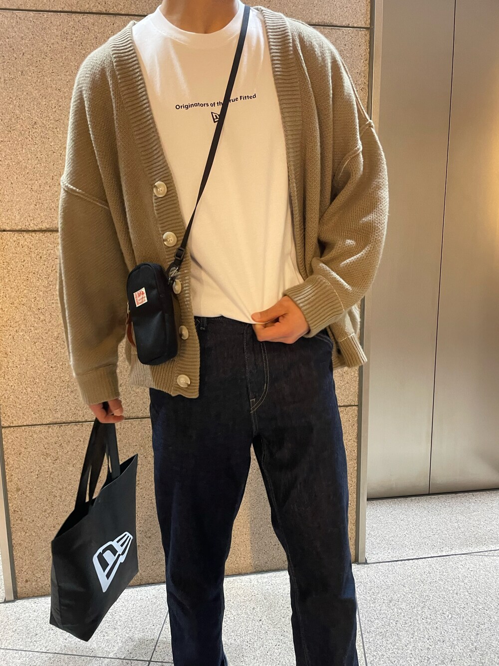 「今日のコーデ、休日スタイル、春服、カーディガン、お花見」｜「UNIQLOのアイテム（デニムパンツ、ブルー系）」を使った、チャーリーさん（メンズ・184cm）の春コーディネートの1枚目の写真