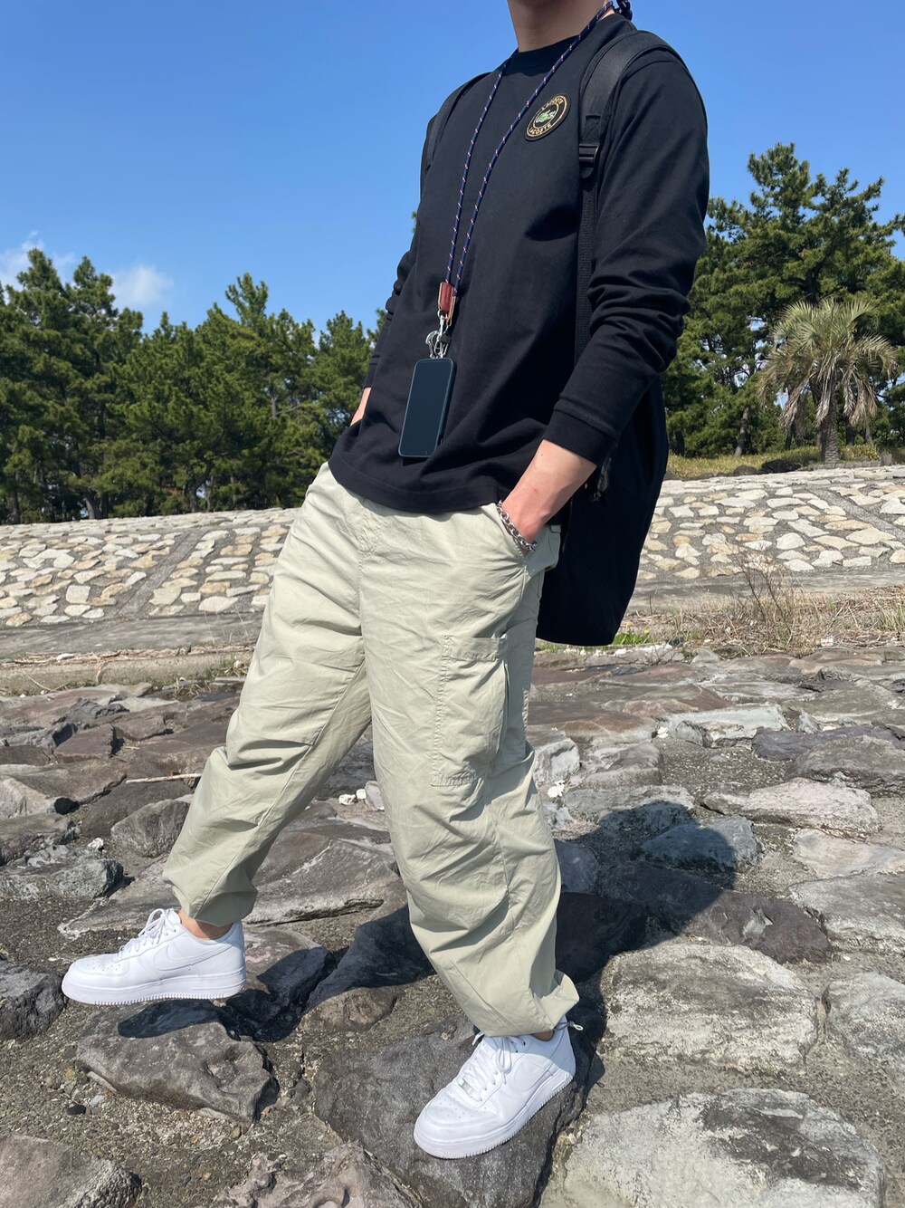 「春コーデ、公園、休日スタイル、葛西臨海公園」｜「LACOSTEのLACOSTE × BEAMS / 別注 Long Sleeve T-shirt（Tシャツ/カットソー、ブラック系）」を使った、チャーリーさん（メンズ・184cm）の春コーディネートの1枚目の写真