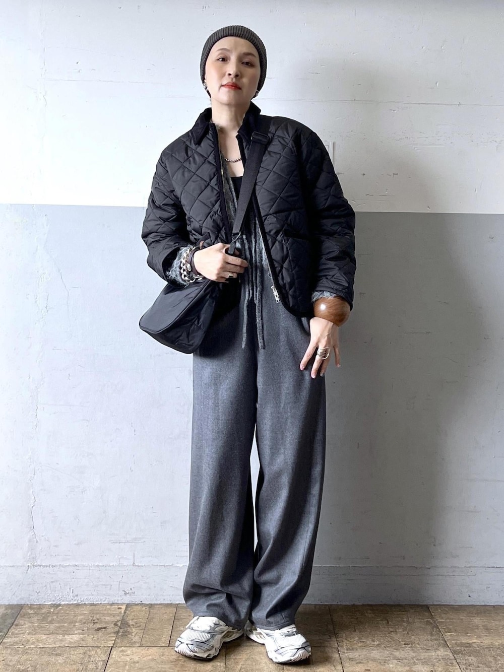 グレー系のつなぎ/オールインワン、グレー系のカーディガン/ボレロ、ホワイト系のスニーカーを着用したレディースの冬コーディネートの1枚目の写真