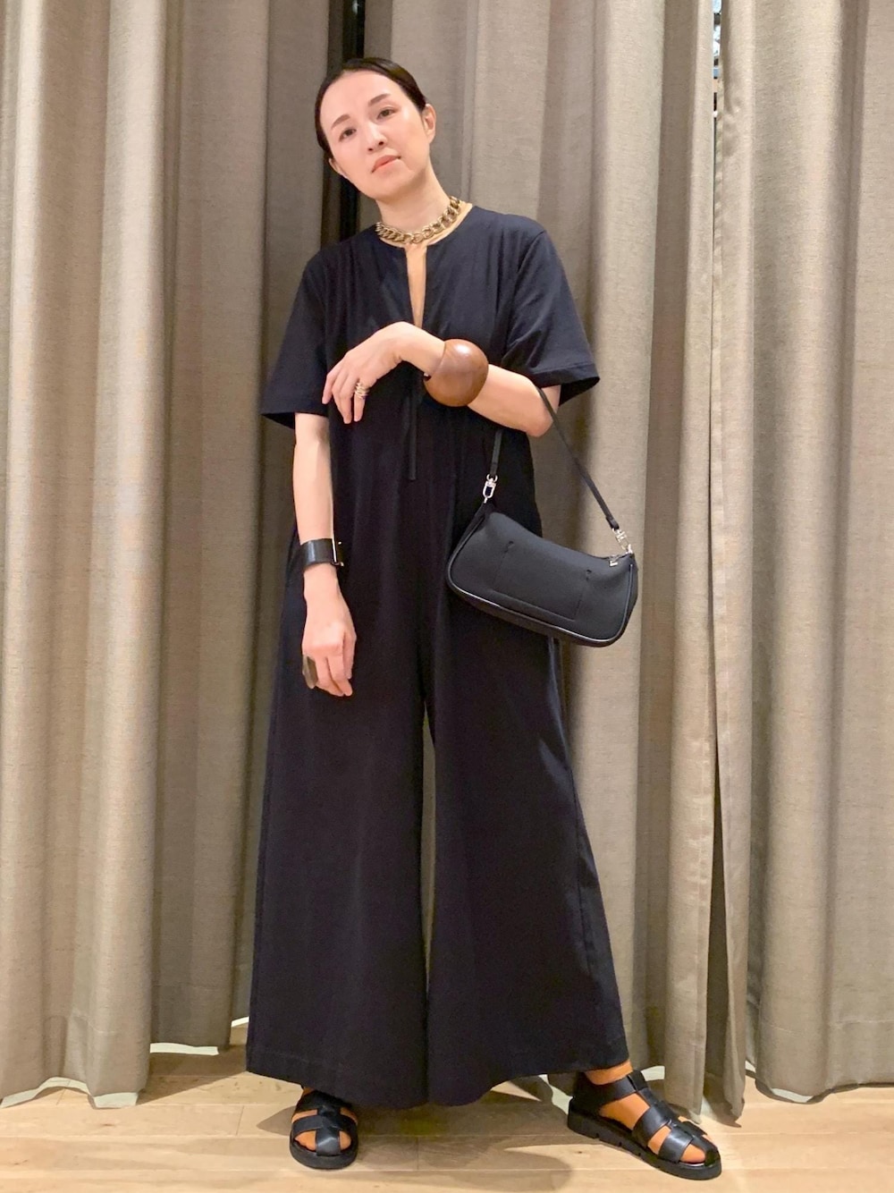 「グルカサンダル、23ss、ブラック、ショルダーバッグ、ワンハンドル、ワイド、オールインワン、フラット、ADAM ET ROPÉ、FEMME、高身長、骨格ナチュラル、イエベ、カジュアル、大人カジュアル」｜「ADAM ET ROPE'の【サステナブル】アップルレザーグルカサンダル（サンダル、ブラック系）」を使った、カワバタさん（レディース・166cm）の春コーディネートの1枚目の写真
