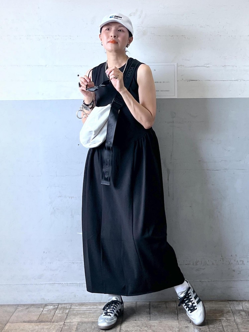 「oblada、ブラック、ホワイト、ロング、ノースリーブ、夏コーデ、お出かけコーデ、ADAM ET ROPÉ、ナチュラル、イエベ秋、乾燥、高身長、ワンピース、バッグ、ショルダーバッグ」｜「ADAM ET ROPE'の【サステナブル】メッシュショルダー（ショルダーバッグ、ホワイト系）」を使った、カワバタさん（レディース・166cm）の夏コーディネートの1枚目の写真
