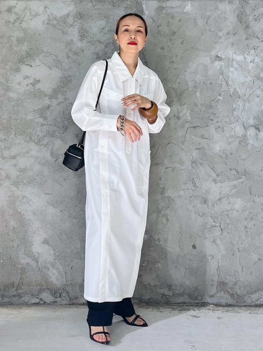 「春コーデ、お出かけコーデ、旅行コーデ、大人カジュアル、レイヤード、体型カバー、シンプルコーデ、ADAM ET ROPÉ、ナチュラル、イエベ秋、乾燥、高身長、パンツ、ワンピース、シャツワンピース」｜「ADAM ET ROPE'のシュリンクミニバニティーバッグ（ショルダーバッグ、ブラック系）」を使った、カワバタさん（レディース・166cm）の冬コーディネートの1枚目の写真