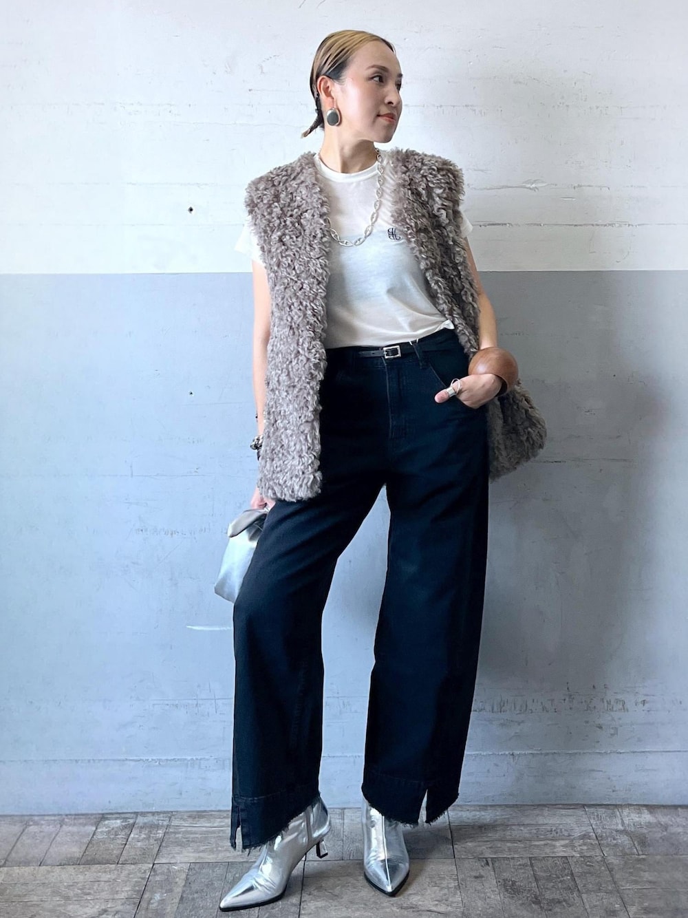 「protagonist、ショートブーツ、ベージュ、グレー、ノースリーブ、ファー、ベスト、ホワイト、プルオーバー、Tシャツ、クルーネック、ブラック、デニム、シルバー、ヒール」｜「ADAM ET ROPE'の【追加】ルーズフィットアジャストデニム（デニムパンツ、ブラック系）」を使った、カワバタさん（レディース・166cm）の秋コーディネートの1枚目の写真