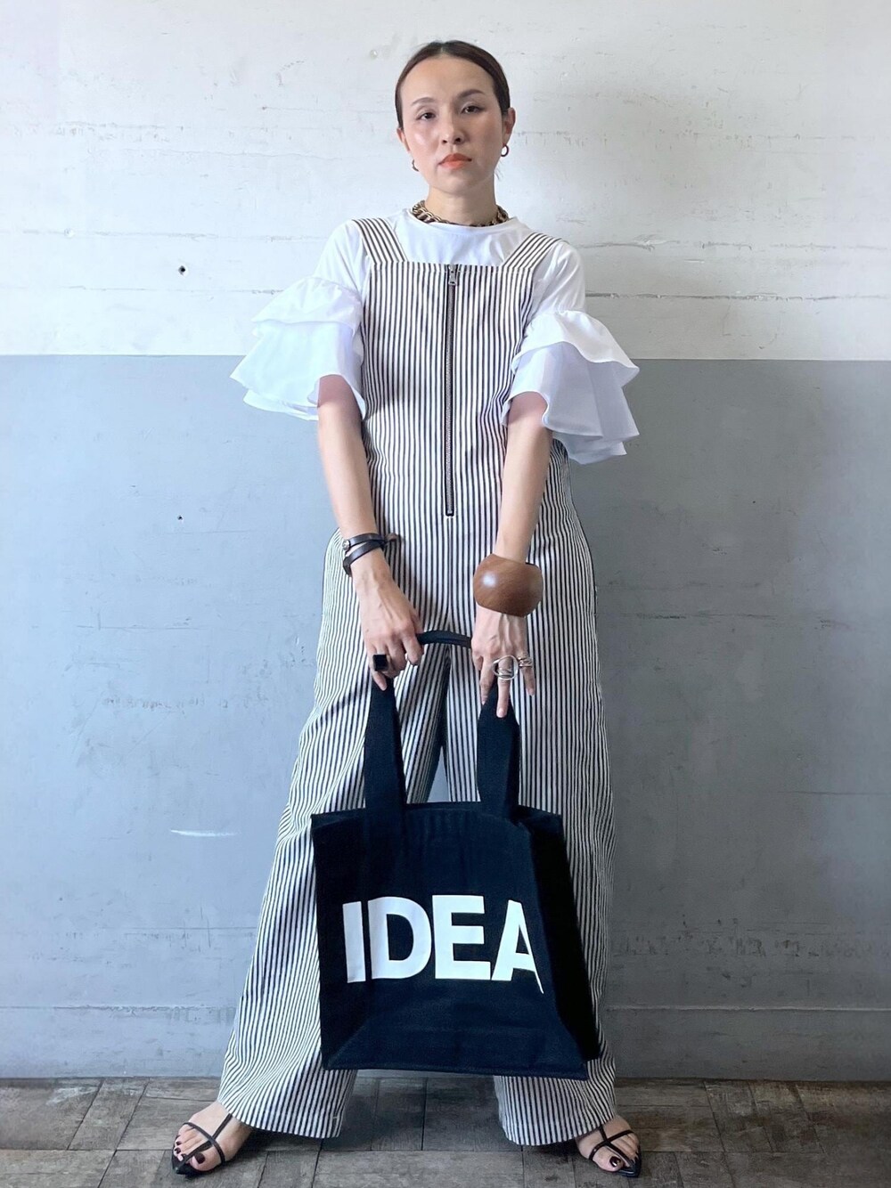 「idea、ブラック、ロゴ、トートバッグ、プリント、エコバッグ、半袖、クルーネック、サンダル、ADAM ET ROPÉ、FEMME、高身長、骨格ナチュラル、イエベ、きれいめカジュアル」｜「ADAM ET ROPE'の【サステナブル】ナロークロスストラップサンダル（サンダル、ブラック系）」を使った、カワバタさん（レディース・166cm）の夏コーディネートの1枚目の写真