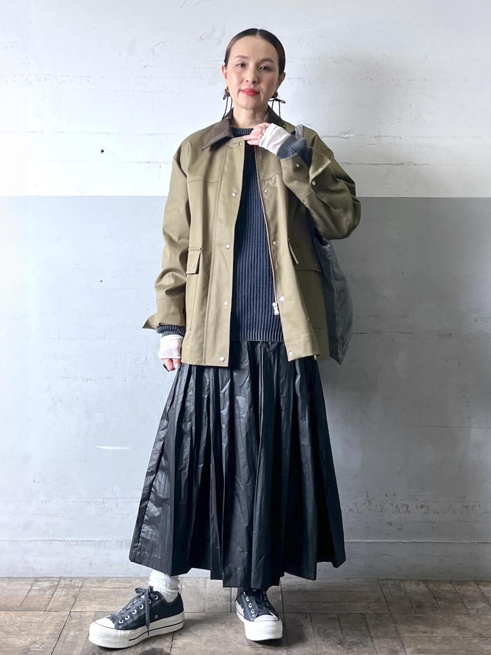 「オールインワン/サロペット、つなぎ/オールインワン、GAY05030、2025セレモニー、ADAM ET ROPÉ、ナチュラル、イエベ秋、乾燥、高身長、トップス、Tシャツ/カットソー、ニット/セーター、ジャケット/アウター、ブルゾン、スカート」｜「ADAM ET ROPE'の【サスティナブル・洗える】エアリーシアーカフスカットソー（Tシャツ/カットソー、ホワイト系）」を使った、カワバタさん（レディース・166cm）の冬コーディネートの1枚目の写真