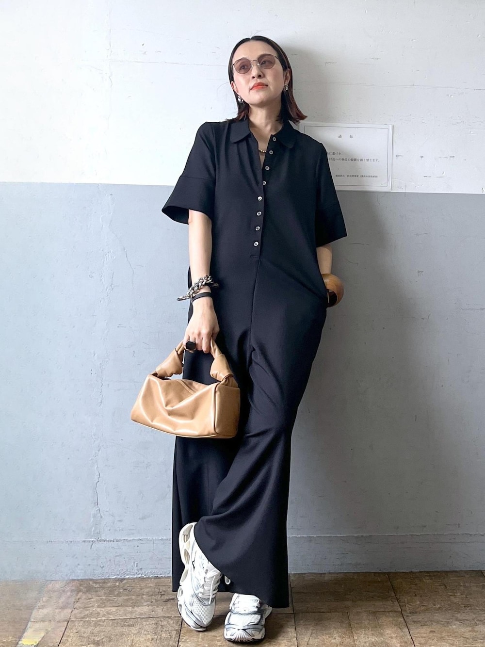 「トップス、Tシャツ/カットソー、シャツ/ブラウス、パンツ、デニムパンツ、ファッション雑貨、ベルト、EUA35360、EUM35350、EUS35050、GAH05130、GAW04021、4色展開、GANNI、NEEDBY」｜「ADAM ET ROPE'のポロシャツオールインワン（つなぎ/オールインワン、ブラック系）」を使った、カワバタさん（レディース・166cm）の春コーディネートの1枚目の写真