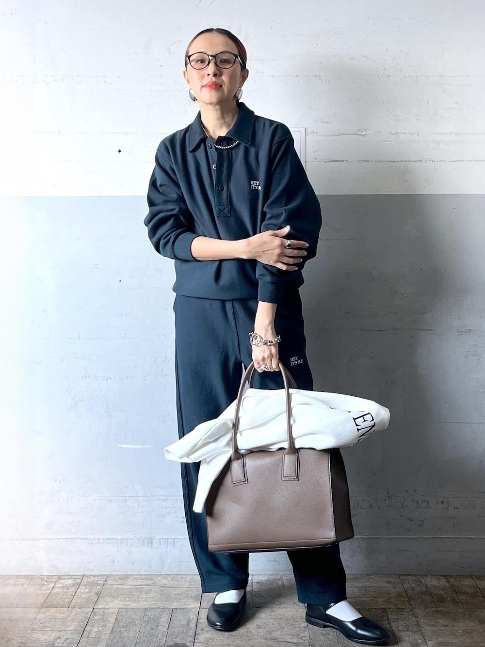 「春コーデ、ADAM ET ROPÉ、ナチュラル、イエベ秋、乾燥、高身長、トップス、スウェット、カーディガン、パンツ、バッグ、トートバッグ、財布/小物、キーホルダー、EUM35890」｜「ADAM ET ROPE'の2WAYスウェットニットカーディガン（カーディガン/ボレロ、ホワイト系）」を使った、カワバタさん（レディース・166cm）の冬コーディネートの1枚目の写真