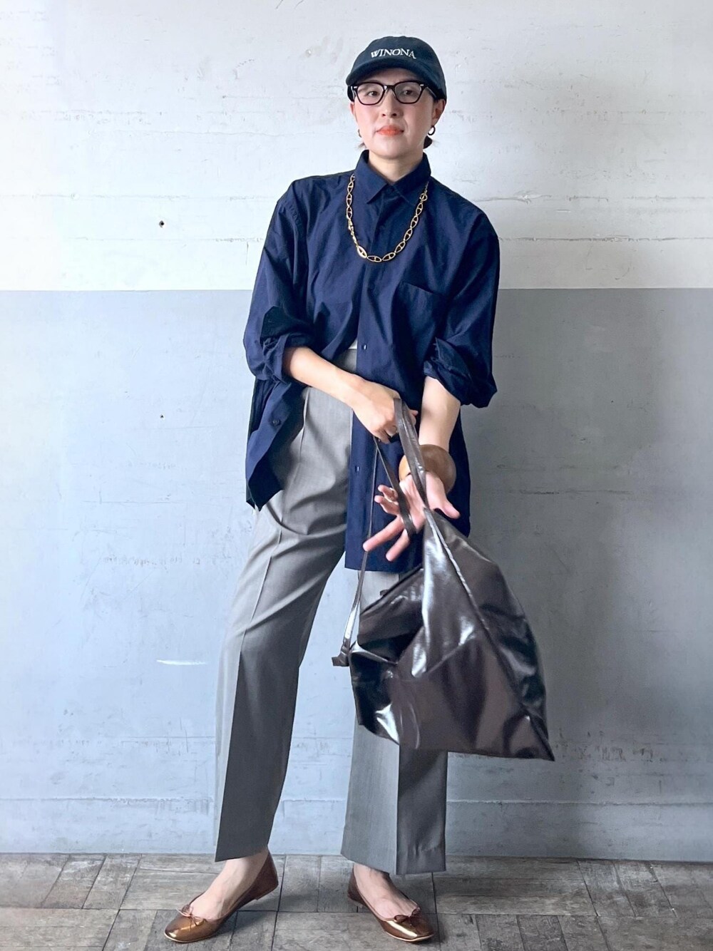 「24aw_style、ブラウン、長袖、ネイビー、シャツ、オーバーサイズ、襟、パンツ、グレー、テーパード、ゴールド、夏コーデ、初秋コーデ、ADAM ET ROPÉ、ナチュラル」｜「ADAM ET ROPE'のコットン シルクネップ ルーズシルエット レギュラーカラー シャツ / セットアップ対応 / ロングシーズン着用可能（シャツ/ブラウス、ブルー系）」を使った、カワバタさん（レディース・166cm）の夏コーディネートの1枚目の写真