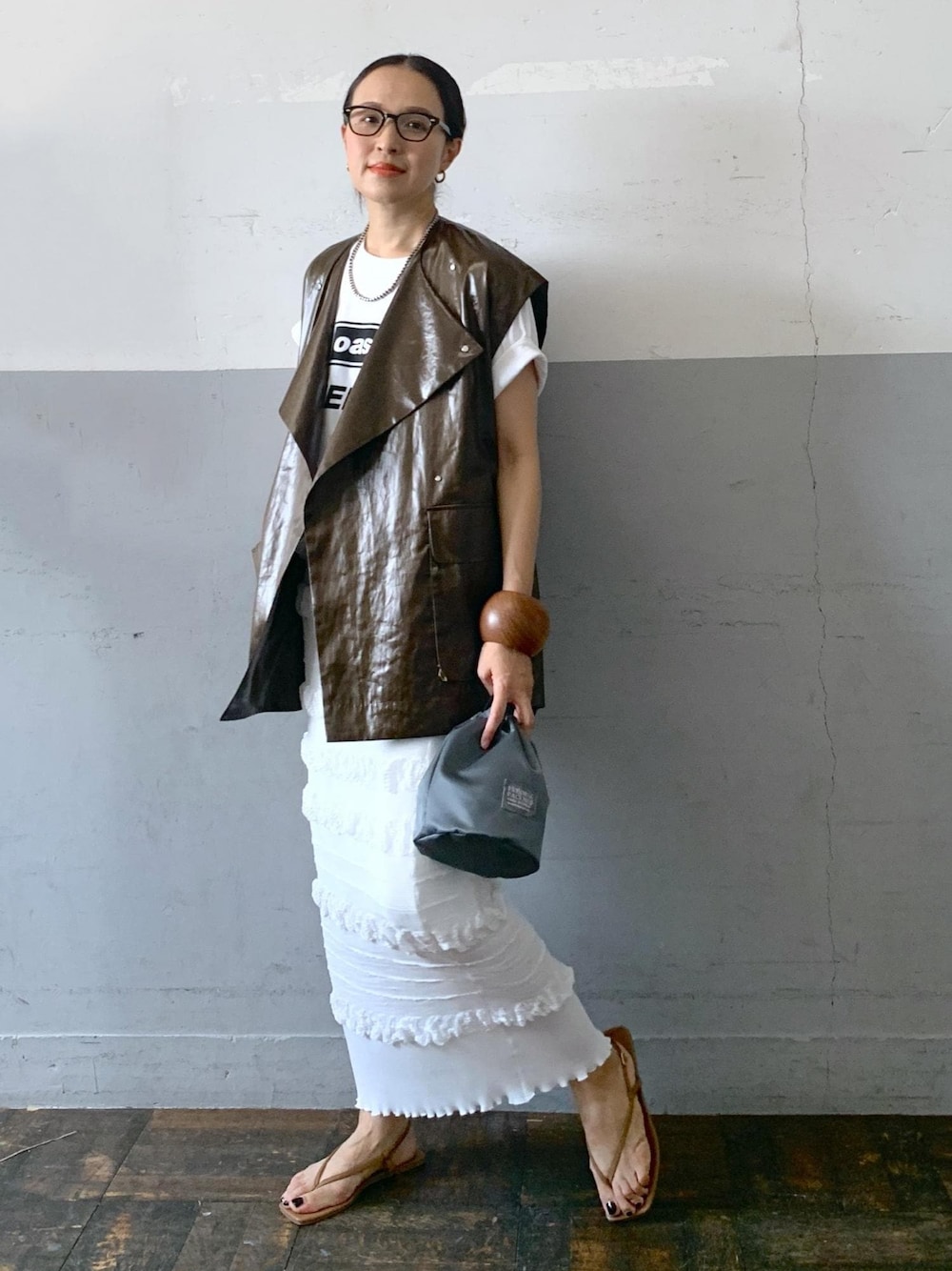 「コンバース、converse、ジャックパーセル、フレドリックパッカース、oasis、オアシス、別注、巾着、ミニ、ブラウン、ベスト、スカート、ロング、タイトスカート、グレー」｜「ADAM ET ROPE'の【OASIS × 10 CULTURE】EXCLUSIVE LOGO T-SHIRT（Tシャツ/カットソー、ホワイト系）」を使った、カワバタさん（レディース・166cm）の夏コーディネートの1枚目の写真