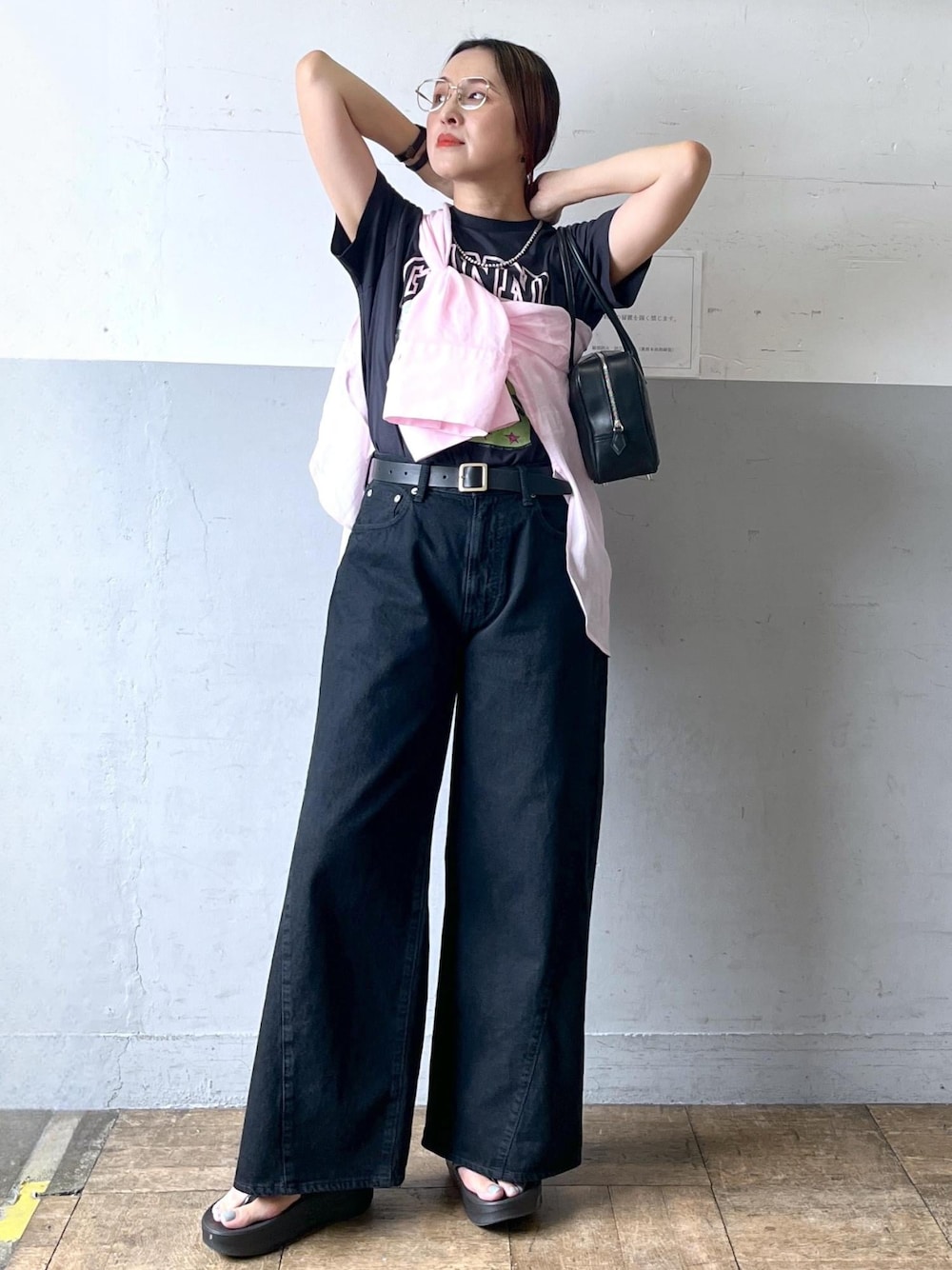「初夏コーデ、大人カジュアル、ADAM ET ROPÉ、ナチュラル、イエベ秋、乾燥、高身長、トップス、Tシャツ/カットソー、シャツ/ブラウス、パンツ、デニムパンツ、シューズ、サンダル、ファッション雑貨」｜「OOFOSのOOFOS OOMEGA（サンダル、ブラック系）」を使った、カワバタさん（レディース・166cm）の春コーディネートの1枚目の写真