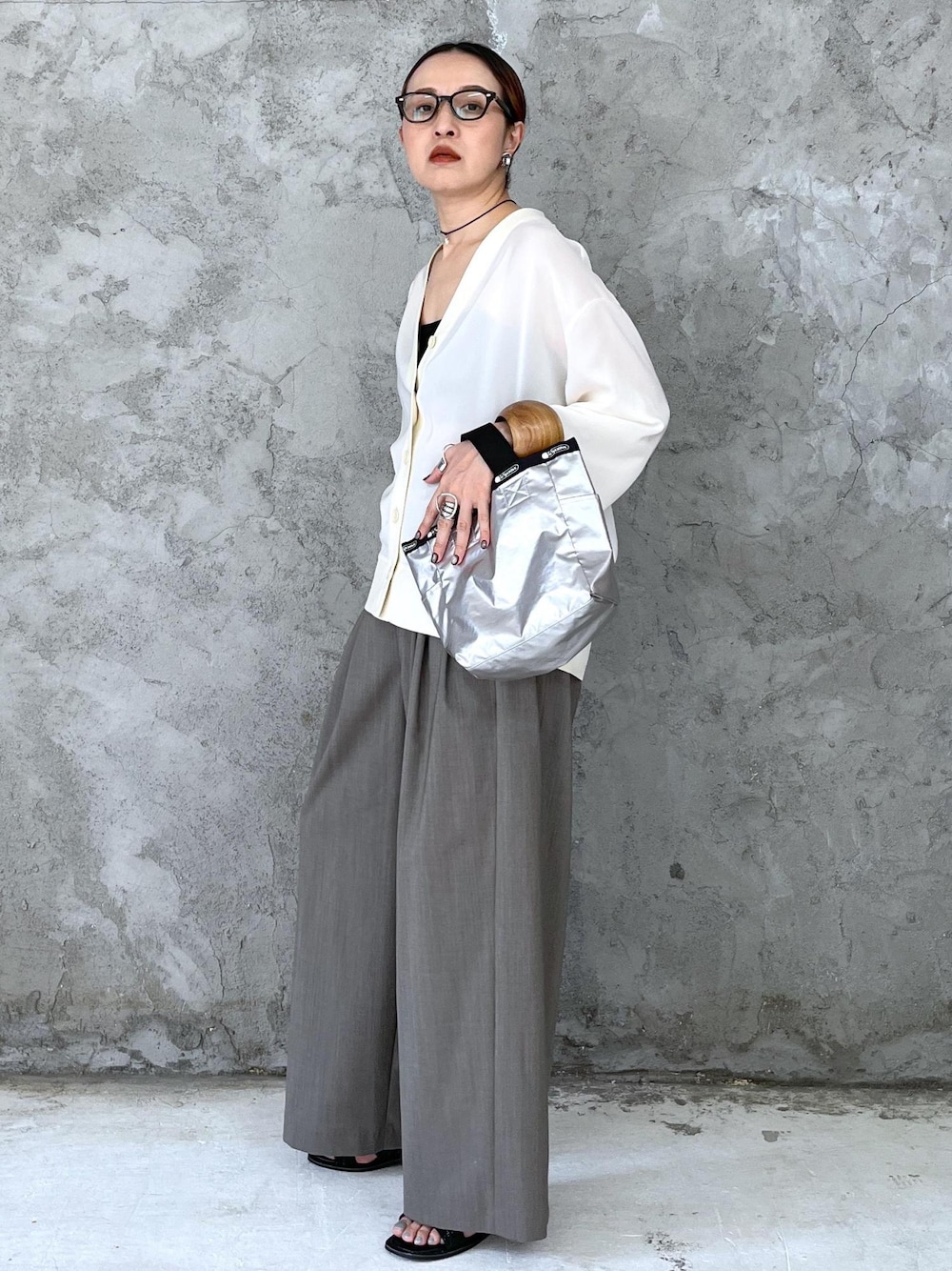 「春夏バッグ、春コーデ、大人カジュアル、パンツスタイル、ADAM ET ROPÉ、ナチュラル、イエベ秋、乾燥、高身長、トップス、カーディガン、パンツ、スラックス、バッグ、トートバッグ」｜「ADAM ET ROPE'の3タックトロピカルスラックス（スラックス、グレー系）」を使った、カワバタさん（レディース・166cm）の春コーディネートの1枚目の写真