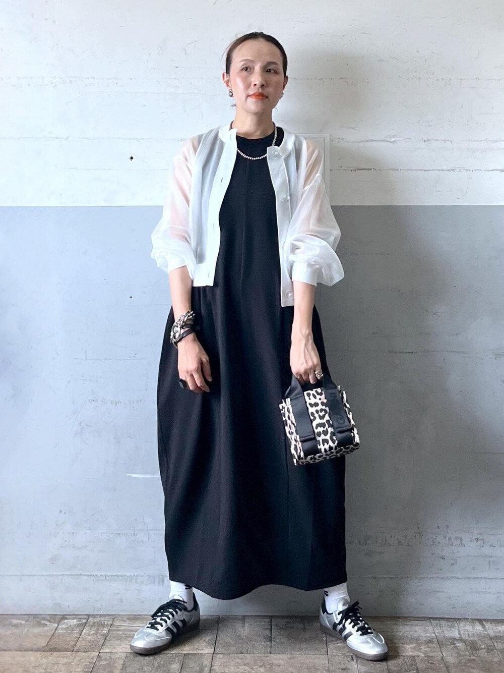 「ganni、ガニー、別注、adidas、ブラック、ホワイト、ミニ、長袖、ノーカラー、夏コーデ、お出かけコーデ、旅行コーデ、大人カジュアル、体型カバー、ADAM ET ROPÉ」｜「ADAM ET ROPE'の【洗える・ストレッチ】サイドギャザーワンピース（ワンピース、ブラック系）」を使った、カワバタさん（レディース・166cm）の夏コーディネートの1枚目の写真