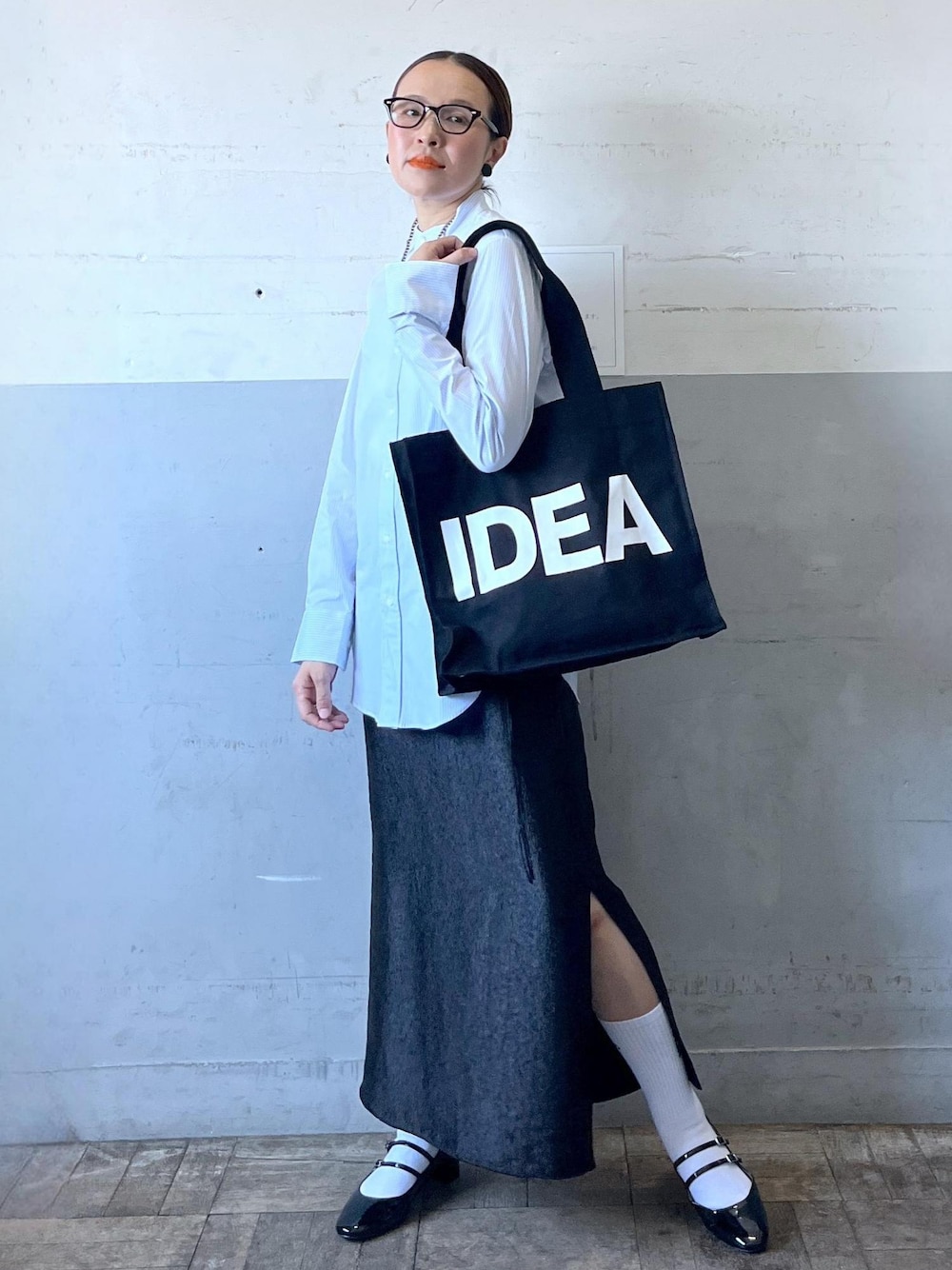 「homme girls、バンドカラー、ブラック、長袖、シャツ、ロング、タイトスカート、スリット、マキシ、タイト、サイドスリット、夏コーデ、モード、大人カジュアル、スカートスタイル」｜「ADAM ET ROPE'のメリージェーンパンプス（パンプス、ブラック系）」を使った、カワバタさん（レディース・166cm）の夏コーディネートの1枚目の写真