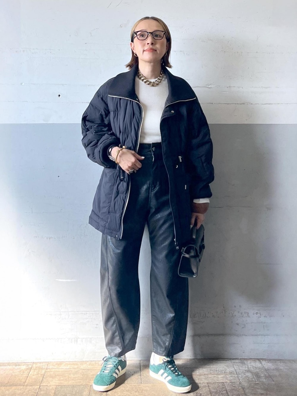 「アディダス、adidas、初冬コーデ、モード、ストリート、大人カジュアル、パンツスタイル、シンプルコーデ、ADAM ET ROPÉ、ナチュラル、イエベ秋、乾燥、高身長、トップス、ニット/セーター」｜「ADAM ET ROPE'の【サステナブル】ドロストキルティングブルゾン（ブルゾン、ブラック系）」を使った、カワバタさん（レディース・166cm）の秋コーディネートの1枚目の写真
