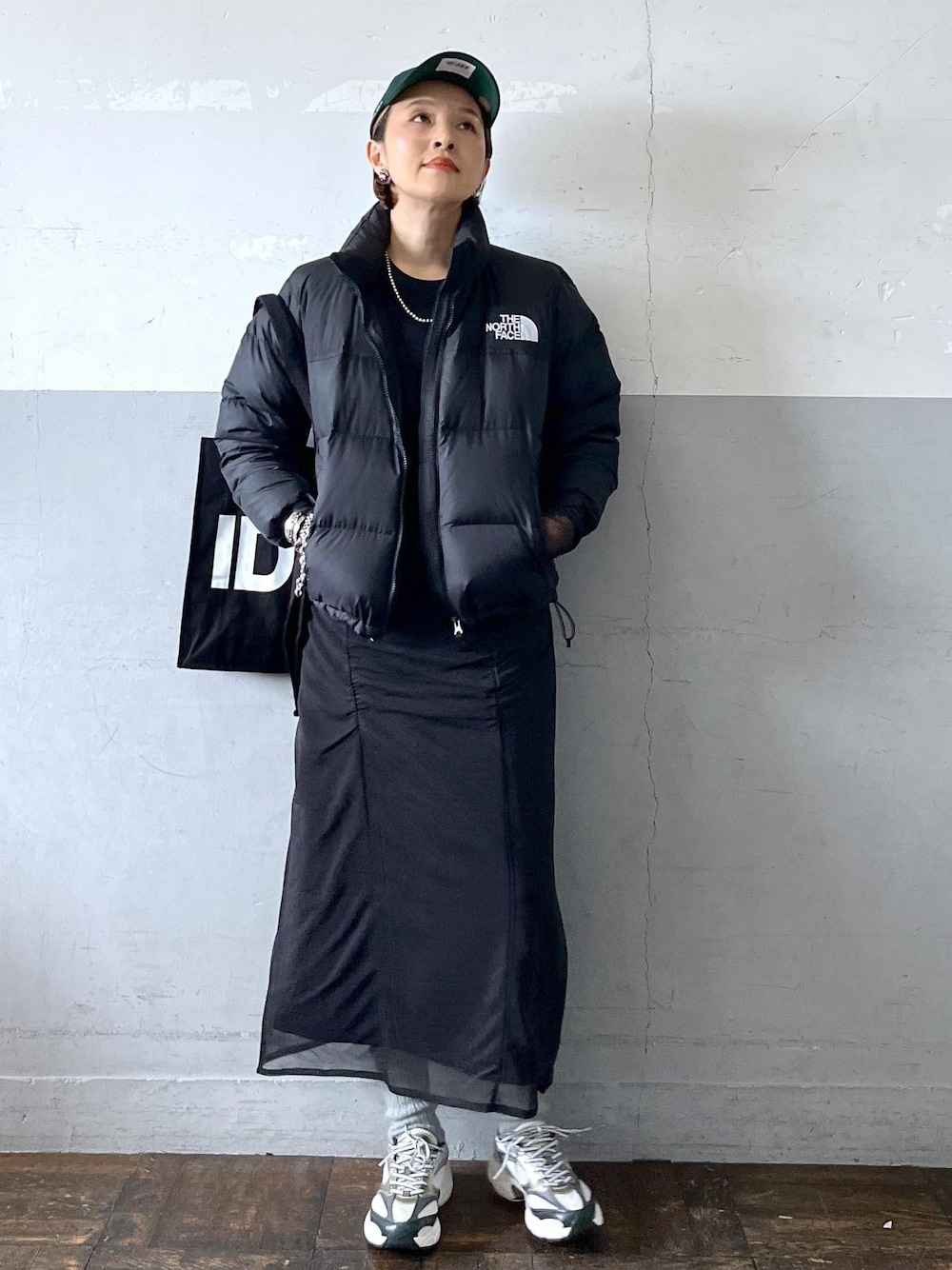 「ラコステ、tnf、the north face、グリーンダウン、スポーティ&リッチ、sporty&rich、ワンピースコーディネート、ワンピースコーデ、初冬コーデ、冬コーデ、デートコーデ、お出かけコーデ、旅行コーデ、大人カジュアル、カジュアルコーデ」｜「ADAM ET ROPE'の【IDEA BOOKS(アイディアブックス)】SCHOOL NIGHT BAG（トートバッグ、ブラック系）」を使った、カワバタさん（レディース・166cm）の秋コーディネートの1枚目の写真