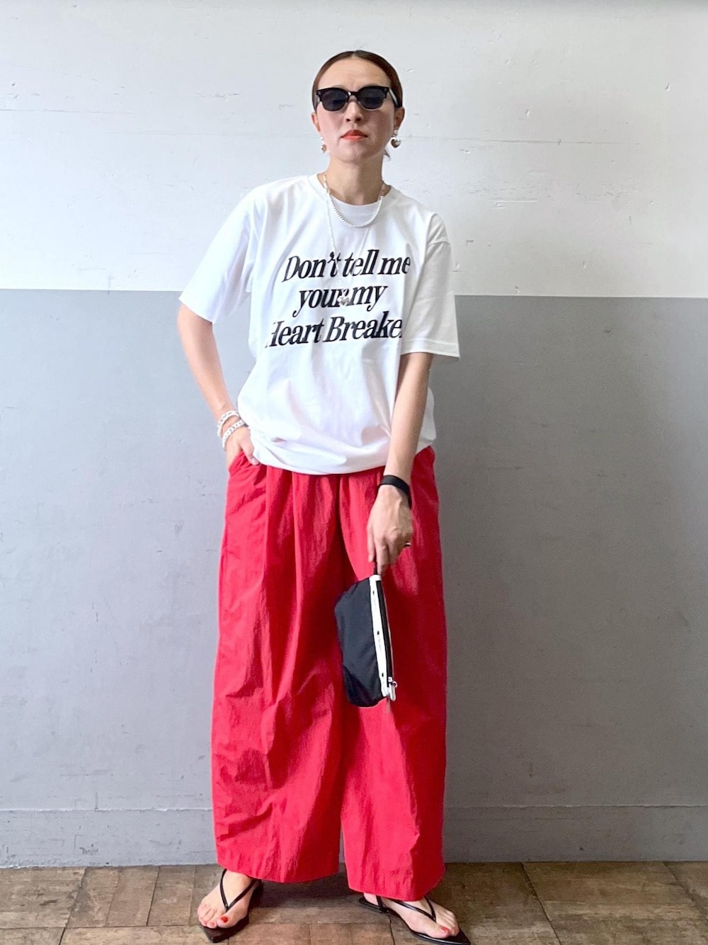 「KNOWHOW、ノウハウ、別注、撥水、赤、ホワイト、プルオーバー、Tシャツ、ロゴ、半袖、クルーネック、プリント、パンツ、ピンク、ワイド」｜「ADAM ET ROPE'の【LeSportsac for ADAM ET ROPE'】別注 COSMETIC CLUTCH（ポーチ、ブラック系）」を使った、カワバタさん（レディース・166cm）の夏コーディネートの1枚目の写真