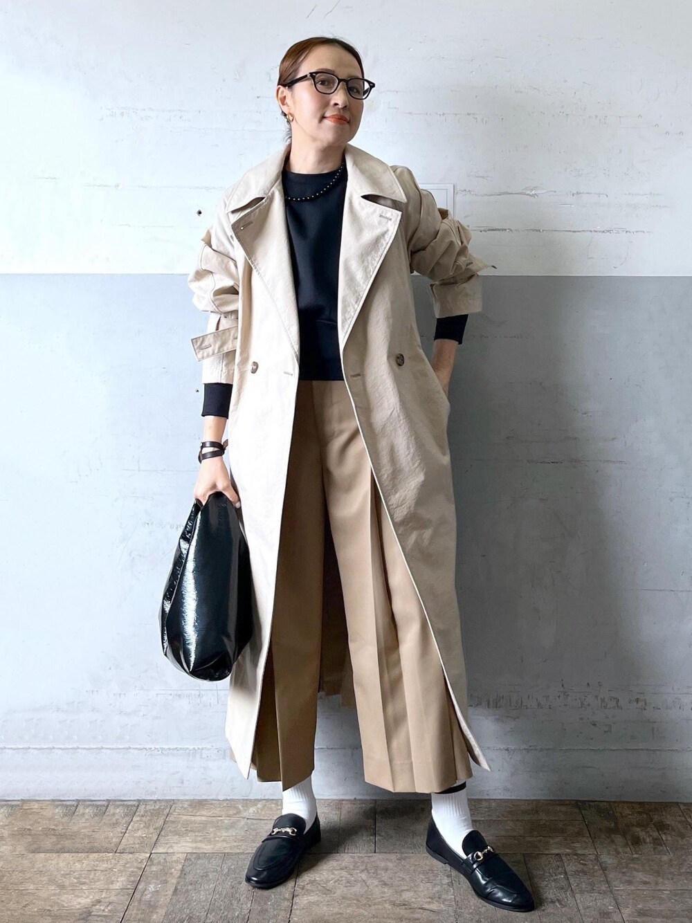 「24ss春の新作、ベージュ、ロング、ブラック、プルオーバー、長袖、クルーネック、パンツ、ローファー、ADAM ET ROPÉ、FEMME、HOMME、高身長、骨格ナチュラル、イエベ」｜「ADAM ET ROPE'の【サステナブル】コルセットライクジップスウェット（スウェット、ブラック系）」を使った、カワバタさん（レディース・166cm）の春コーディネートの1枚目の写真