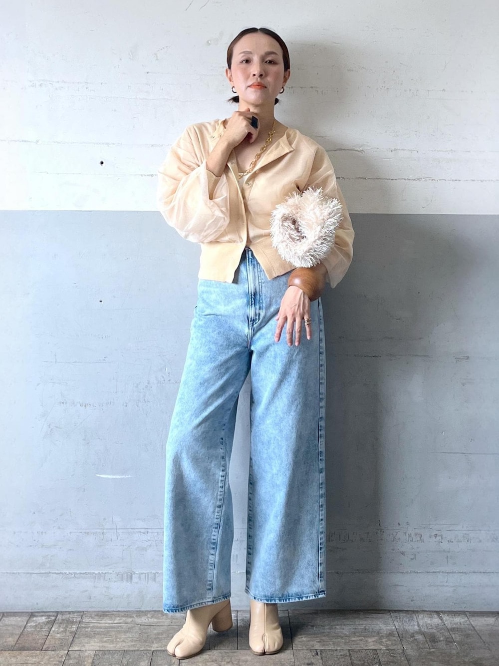 「need by、ニードバイ、ベージュ、長袖、ボリュームスリーブ、デニム、ワイド、十分丈、ライトブルー、ストレート、ウォッシュ、初秋コーデ、デートコーデ、お出かけコーデ、旅行コーデ」｜「ADAM ET ROPE'の【洗える】チュール2WAYカーディガン（カーディガン/ボレロ、ベージュ系）」を使った、カワバタさん（レディース・166cm）の夏コーディネートの1枚目の写真