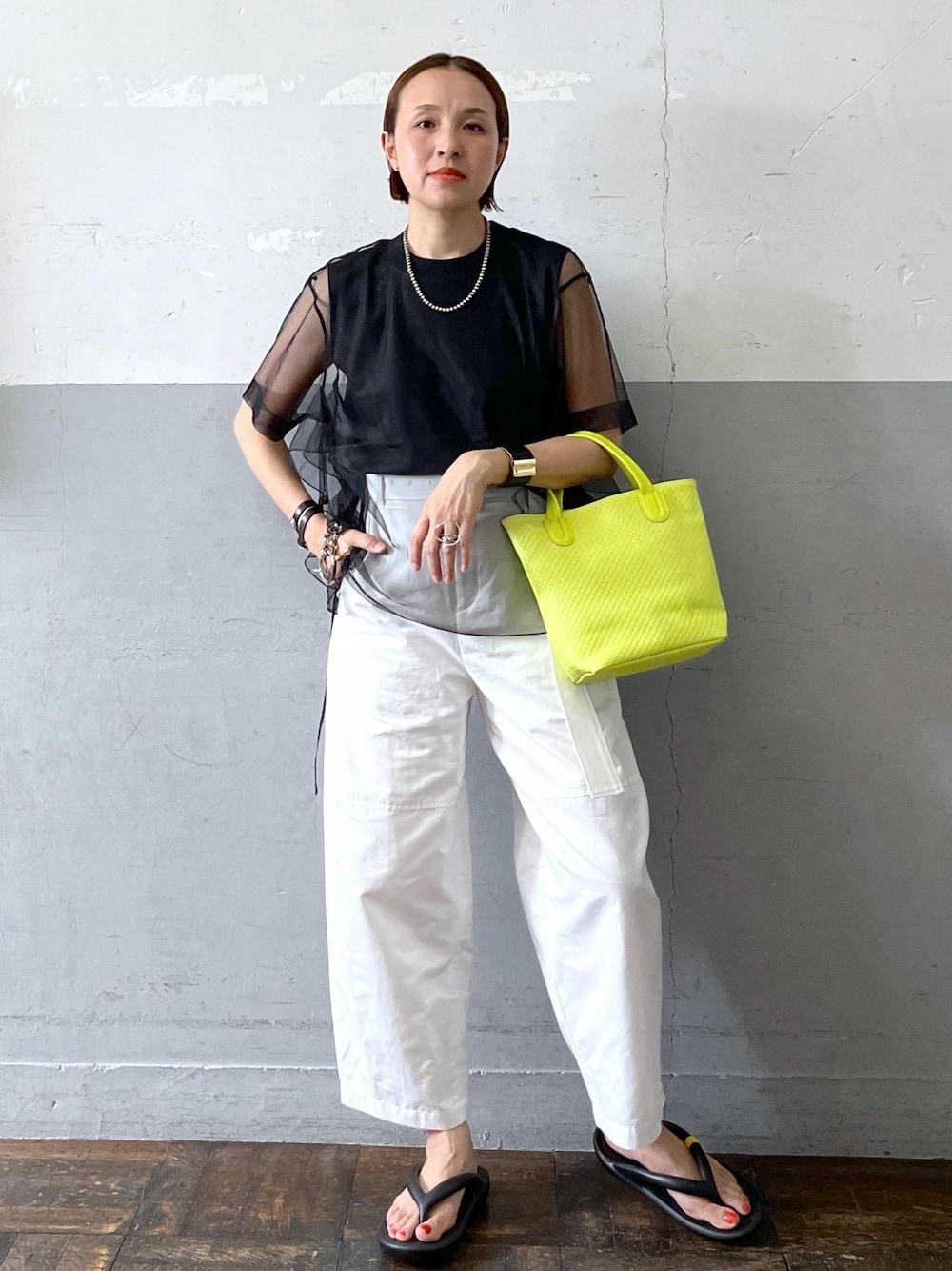 「24ss夏の新作、taw&toe、トーアンドトー、ノマディス、NOMADIS、トートバッグ、イエロー、ブラック、プルオーバー、Tシャツ、カットソー、クルーネック、ノースリーブ、ホワイト、パンツ」｜「ADAM ET ROPE'のコットンリネンカルゼコクーンパンツ（その他パンツ、ホワイト系）」を使った、カワバタさん（レディース・166cm）の春コーディネートの1枚目の写真