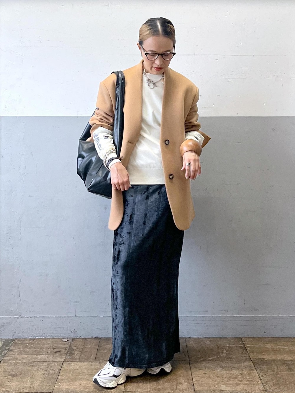 「ジャケットコーデ、初冬コーデ、授業参観日コーデ、デートコーデ、お出かけコーデ、旅行コーデ、大人カジュアル、スカートスタイル、シンプルコーデ、ベーシック、ADAM ET ROPÉ、ナチュラル、イエベ秋、乾燥、高身長」｜「MILLERの【Miller for ADAM ET ROPE'】別注ベロアSKIRT（スカート、ブラック系）」を使った、カワバタさん（レディース・166cm）の秋コーディネートの1枚目の写真