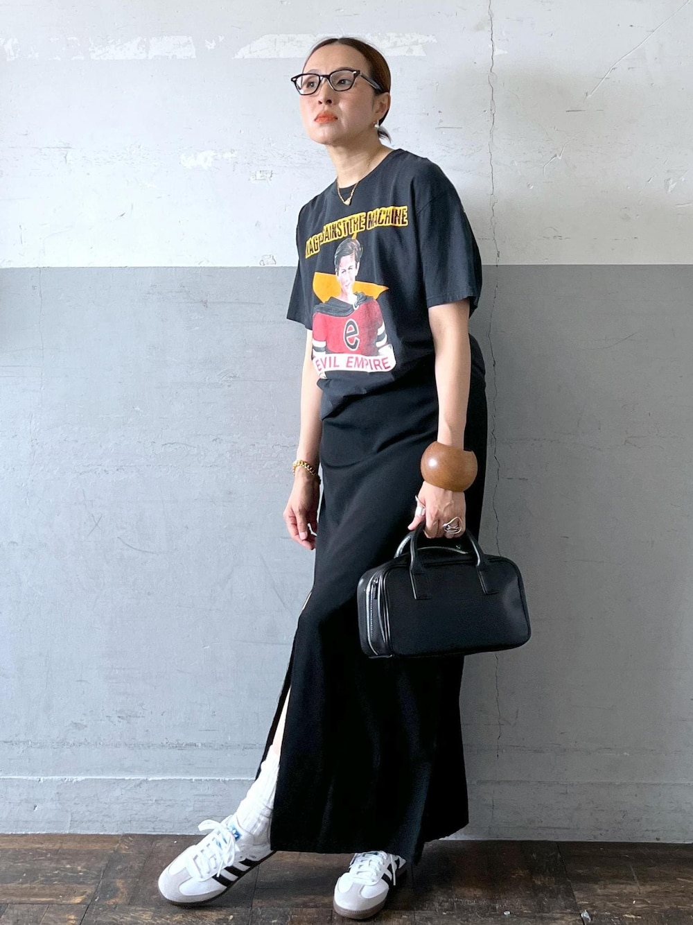 「tanc、アディダス、サンバ、バンドTシャツ、ロックTシャツ、24ss夏の新作、ブラック、レザー、ミニ、レザーバッグ、Tシャツ、半袖、クルーネック、プリント、英字」｜「ADAM ET ROPE'の【サステナブル】ロゴスクエアボストンバッグ（ボストンバッグ、ブラック系）」を使った、カワバタさん（レディース・166cm）の夏コーディネートの1枚目の写真
