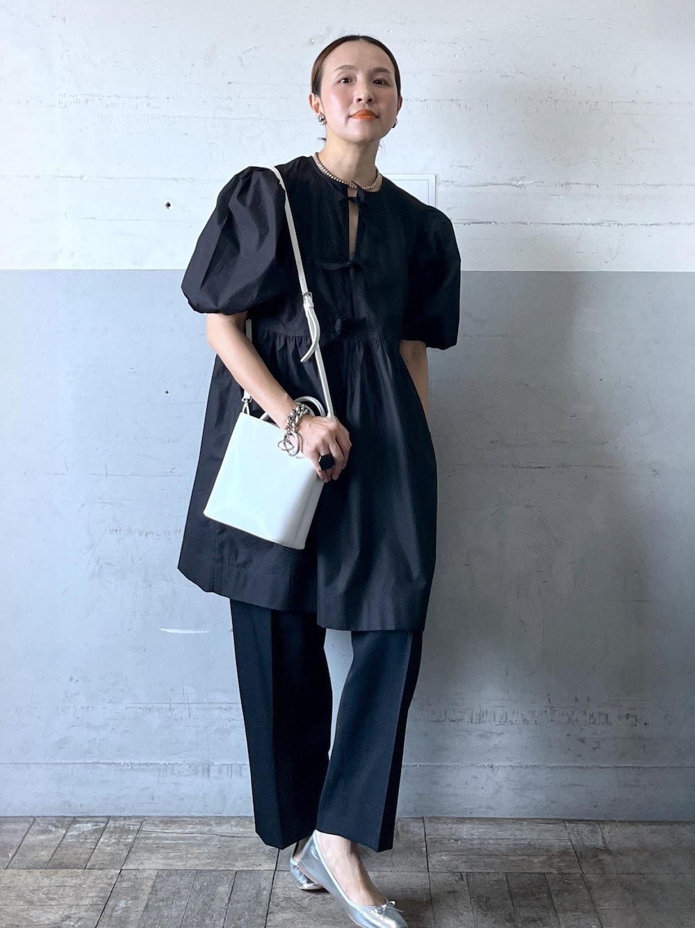 「ganni、ガニー、ホワイト、ショルダーバッグ、ミニ、ブラック、ブラウス、シャツ、半袖、ノーカラー、ボリュームスリーブ、五分袖、パフスリーブ、チュニック、ワンピース」｜「ADAM ET ROPE'のダブルポケット2wayバッグ（ハンドバッグ、ホワイト系）」を使った、カワバタさん（レディース・166cm）の夏コーディネートの1枚目の写真