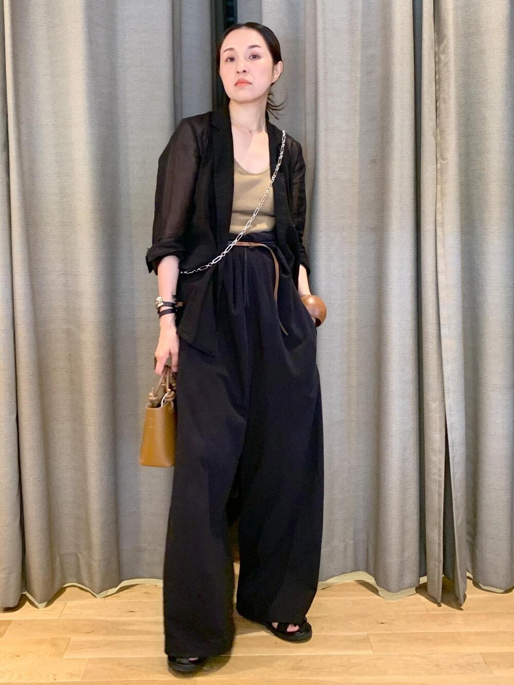 「逸品、アレンジ、ブラック、パンツ、ワイド、オールインワン、ADAM ET ROPÉ、FEMME、高身長、骨格ナチュラル、イエベ、大人カジュアル、モード、夏、夏コーデ」｜「ADAM ET ROPE'のカットロンパース（つなぎ/オールインワン、ブラック系）」を使った、カワバタさん（レディース・166cm）の夏コーディネートの1枚目の写真