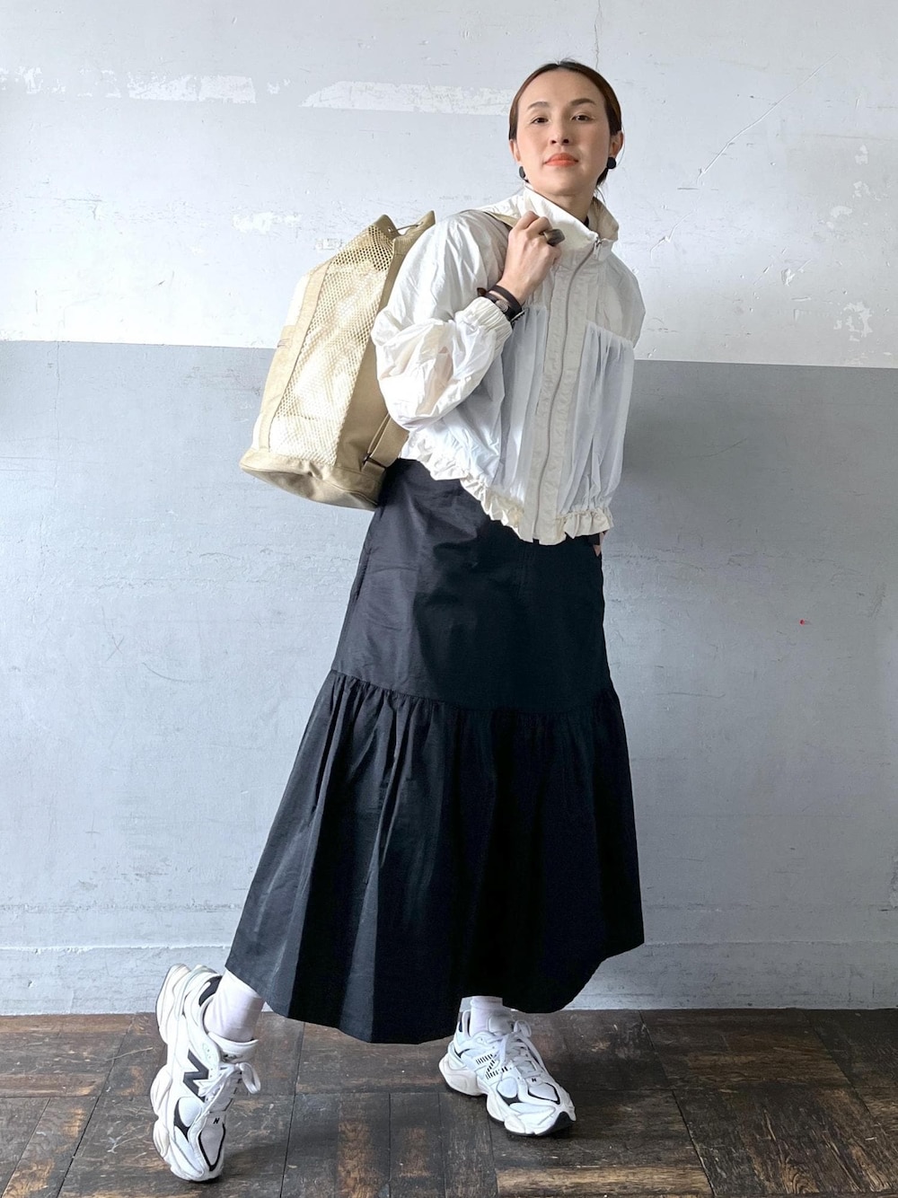「24ss春の新作、auralee、オーラリー、web限定、ブルゾン、ホワイト、ベージュ、長袖、スニーカー、ADAM ET ROPÉ、FEMME、高身長、骨格ナチュラル、イエベ、フェミニン」｜「ADAM ET ROPE'の【WEB限定】シアーショートブルゾン（ブルゾン、ホワイト系）」を使った、カワバタさん（レディース・166cm）の春コーディネートの1枚目の写真