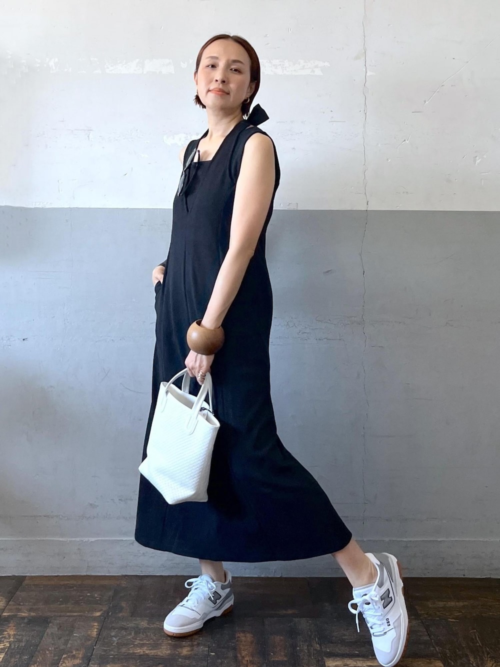 「24ss夏の新作、ノマディス、nomadis、web限定、ニューバランス、ニューバランス550、newbalance、ホワイト、ワンピース、ノースリーブ、スニーカー、ADAM ET ROPÉ、FEMME、高身長、骨格ナチュラル」｜「NOMADISの【NOMADIS(ノマディス)】Arles BASKET（トートバッグ、ホワイト系）」を使った、カワバタさん（レディース・166cm）の春コーディネートの1枚目の写真