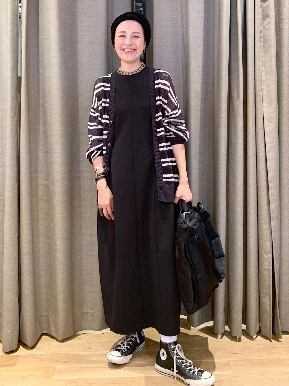 「ブラック、ノースリーブ、ワンピース、マキシ、ロング丈、ハイカット、ADAM ET ROPÉ、FEMME、HOMME、高身長、骨格ナチュラル、イエベ、大人カジュアル、フェミニン、モード」｜「ADAM ET ROPE'の透かしボーダー オーバーサイズ カーディガン / ドライタッチ（カーディガン/ボレロ、ブラック系）」を使った、カワバタさん（レディース・166cm）の夏コーディネートの1枚目の写真