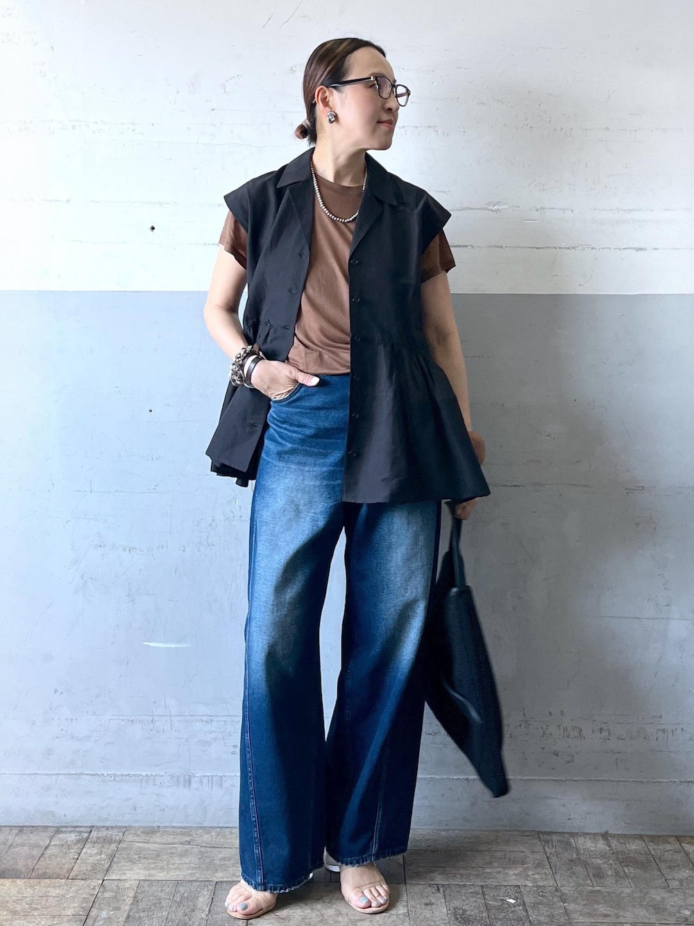「初夏コーデ、大人カジュアル、ADAM ET ROPÉ、ナチュラル、イエベ秋、乾燥、高身長、トップス、Tシャツ/カットソー、シャツ/ブラウス、パンツ、デニムパンツ、バッグ、ショルダーバッグ、EUM15270」｜「ADAM ET ROPE'のメッシュワンショルダーバッグ（ショルダーバッグ、ブラック系）」を使った、カワバタさん（レディース・166cm）の春コーディネートの1枚目の写真