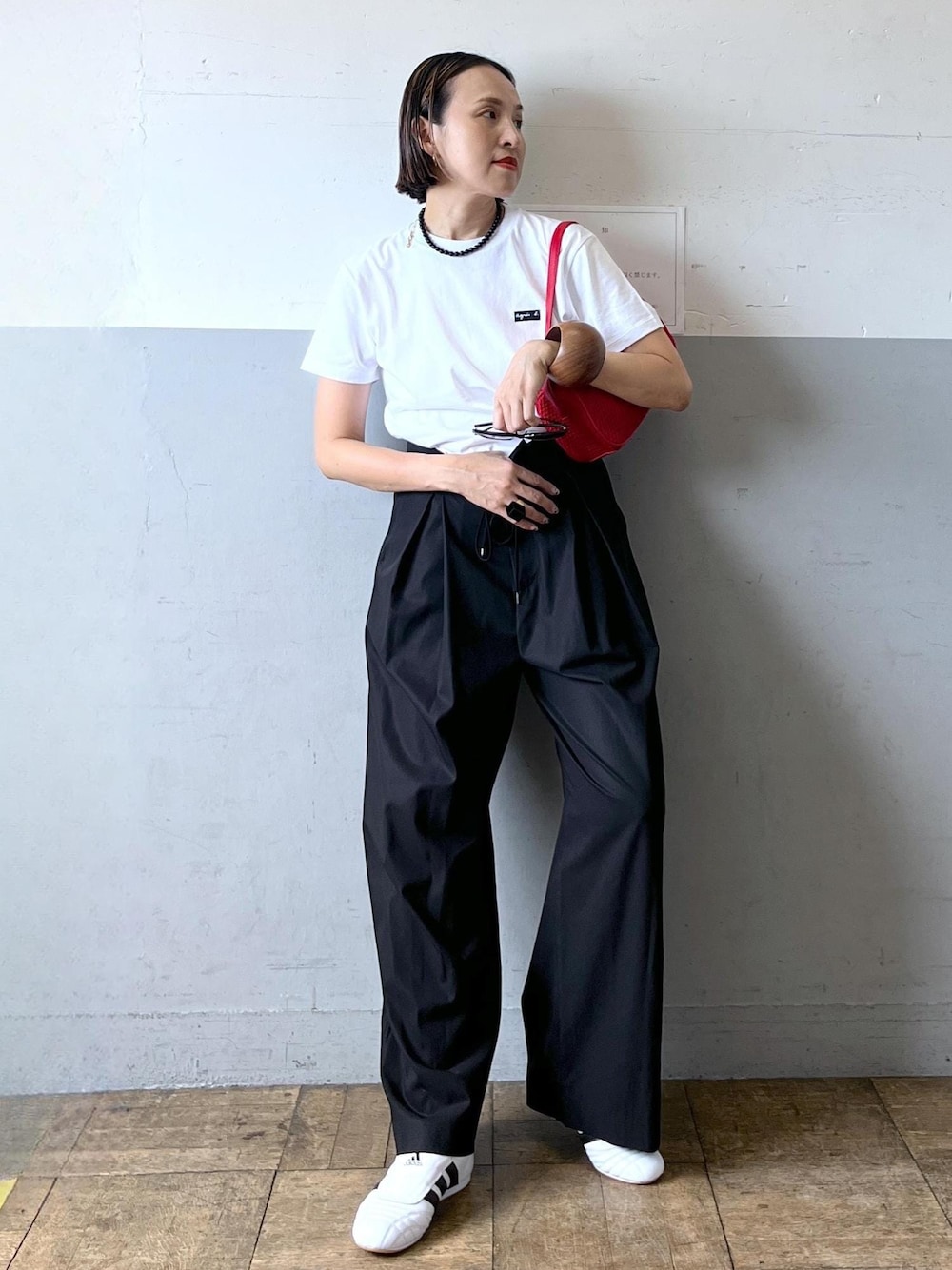 「ADAM ET ROPÉ、ナチュラル、イエベ秋、乾燥、高身長、トップス、Tシャツ/カットソー、パンツ、バッグ、ハンドバッグ、シューズ、スニーカー、アクセサリー、ネックレス、EUA75010」｜「ADAM ET ROPE'のドロストドカンパンツ（その他パンツ、ブラック系）」を使った、カワバタさん（レディース・166cm）の夏コーディネートの1枚目の写真
