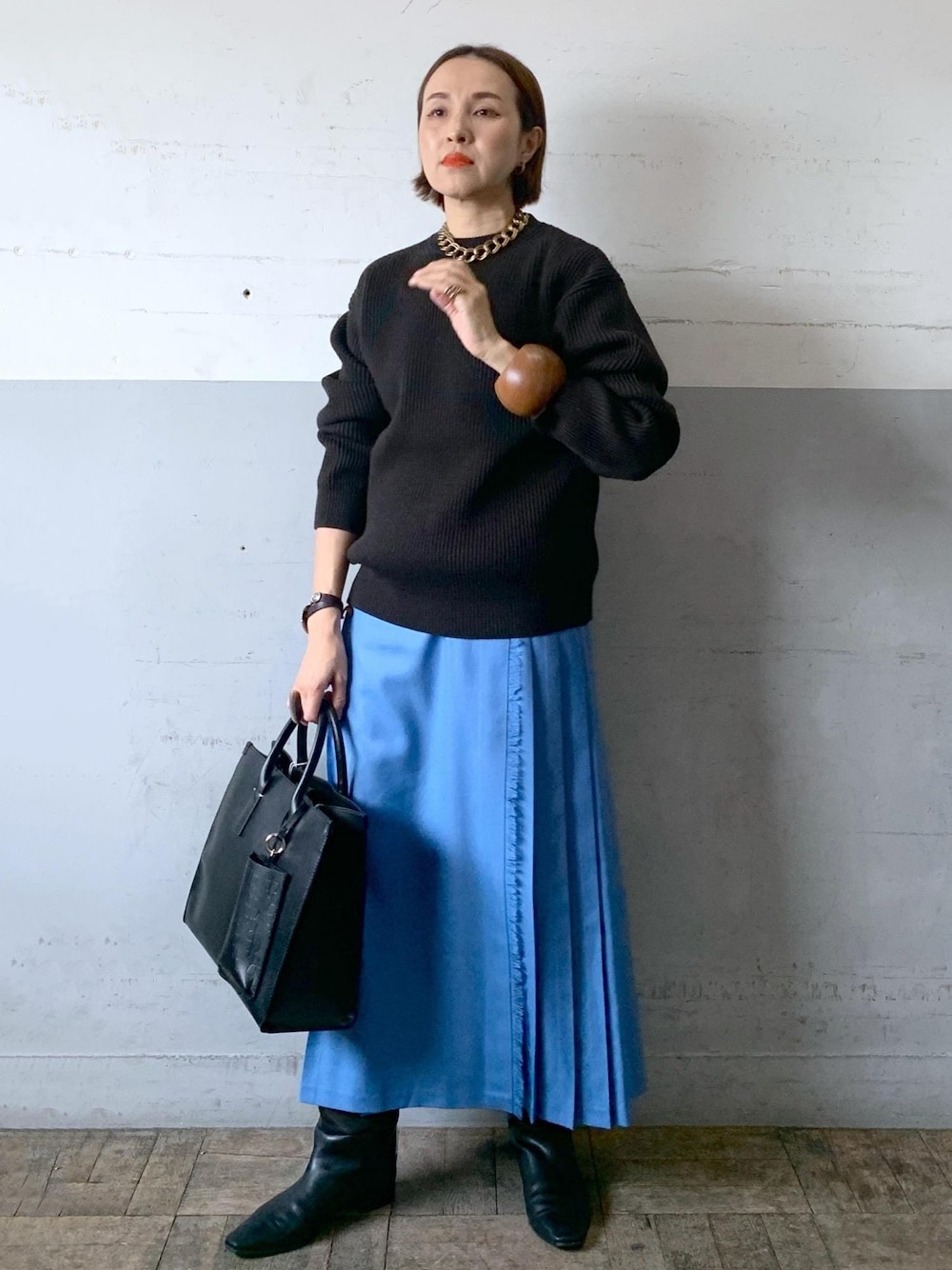 「auralee、オーラリー、オニールオブダブリン、別注、dark brown、プリーツスカート、巻きスカート、トートバッグ、プルオーバー、ニット、長袖、クルーネック、スカート、ブルー、ADAM ET ROPÉ」｜「ADAM ET ROPE'のナロースクエアフラットロングブーツ（ブーツ、ブラック系）」を使った、カワバタさん（レディース・166cm）の冬コーディネートの1枚目の写真