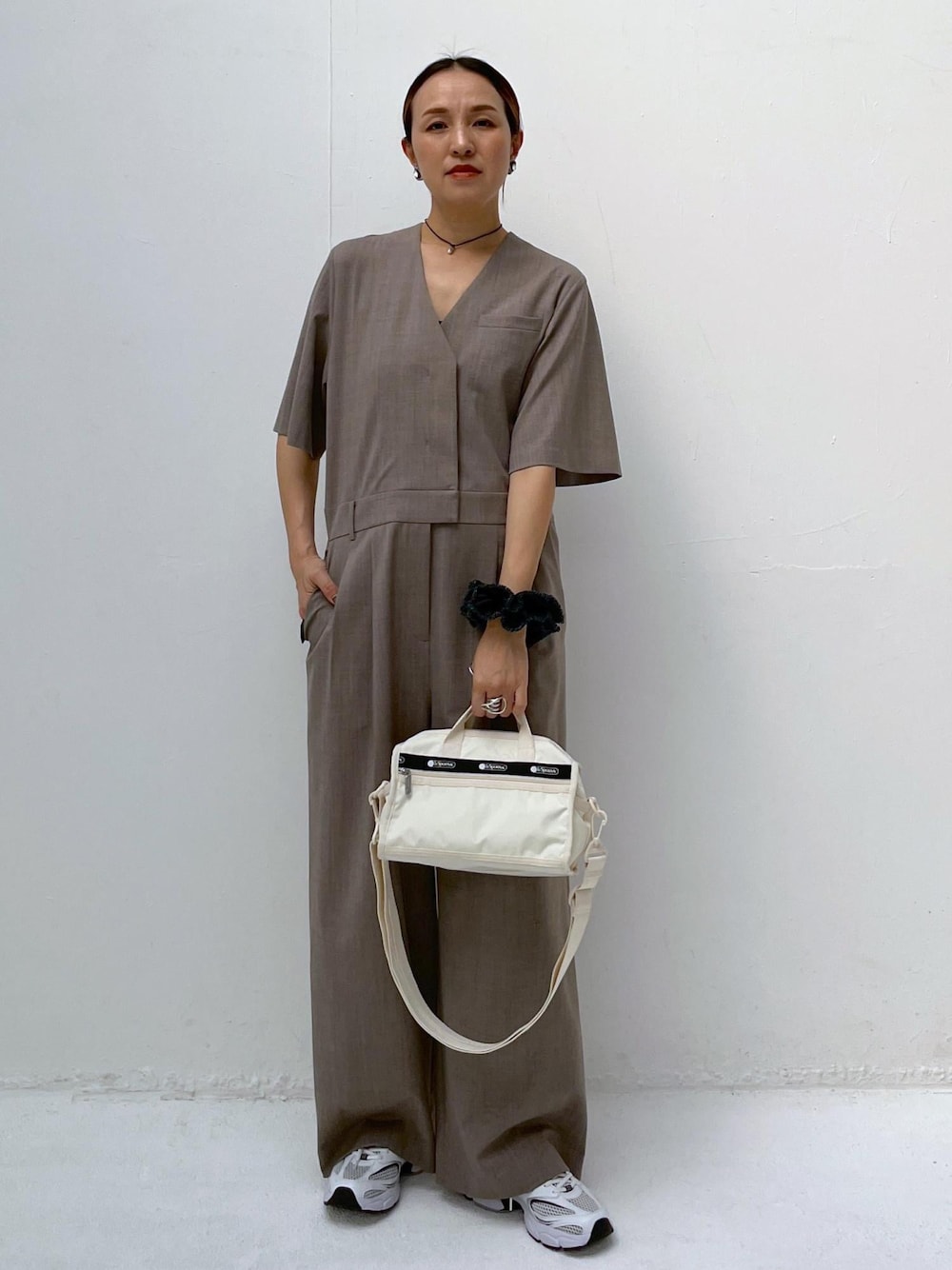 「レスポートサック25SS、25SSレスポートサック、Wminibag_pickup、春夏バッグ、春コーデ、初夏コーデ、ADAM ET ROPÉ、ナチュラル、イエベ秋、乾燥、高身長、オールインワン/サロペット、つなぎ/オールインワン、バッグ、ショルダーバッグ」｜「LACOSTEの【LACOSTE for ADAM ET ROPE'】STORM 96 2K（スニーカー、ホワイト系）」を使った、カワバタさん（レディース・166cm）の春コーディネートの1枚目の写真
