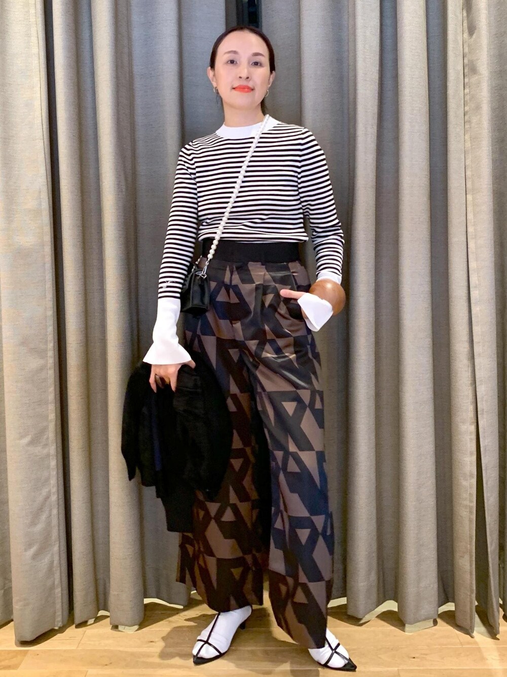 「柄×柄、ロゴ、ブラック、プルオーバー、長袖、ボーダー、ADAM ET ROPÉ、FEMME、HOMME、UNISEX、高身長、骨格ナチュラル、イエベ、大人カジュアル、秋」｜「ADAM ET ROPE'のモールヤーン オーバーサイズ カーディガン / サスティナブル（カーディガン/ボレロ、ブラック系）」を使った、カワバタさん（レディース・166cm）の夏コーディネートの1枚目の写真