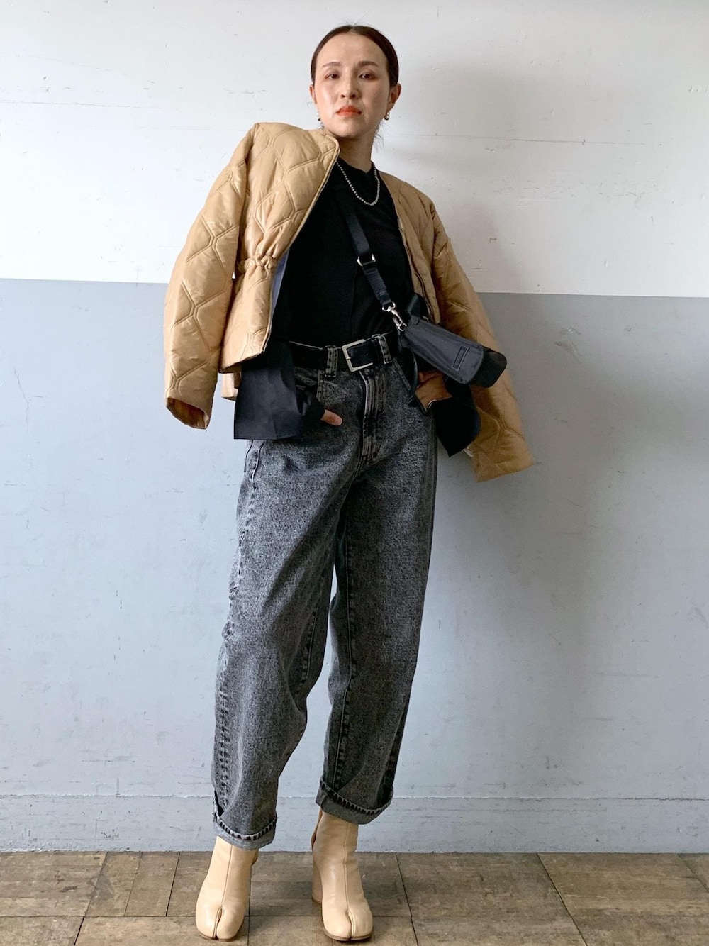 「GANNI、ケミカルウォッシュ、キルティングブルゾン、ブラック、ベージュ、ジャケット、ショート、ノーカラー、グレー、デニム、ブーツ、ヒール、足袋、ADAM ET ROPÉ、FEMME」｜「ADAM ET ROPE'の【GANNI】Recycled tech Mini Tote（トートバッグ、ブラック系）」を使った、カワバタさん（レディース・166cm）の秋コーディネートの1枚目の写真