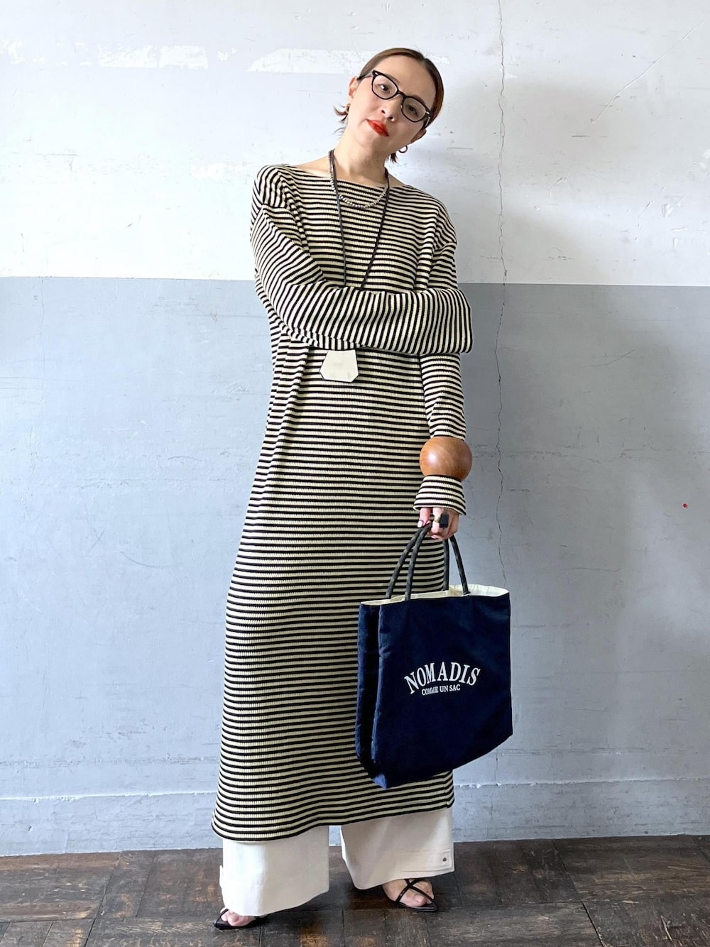 ブラック系のサンダル、グリーン系のワンピース、ホワイト系のその他パンツを着用したレディースの春コーディネートの1枚目の写真