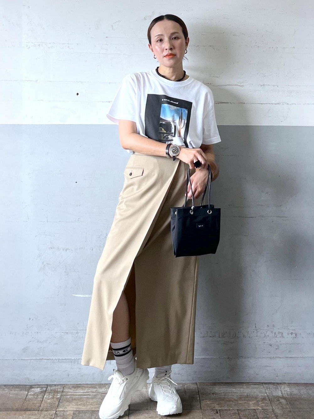 「ナイキ、nike、awa、フォトTシャツ、アニエス、夏コーデ、旅行コーデ、大人カジュアル、スカートスタイル、カジュアルコーデ、ADAM ET ROPÉ、ナチュラル、イエベ秋、乾燥、高身長」｜「ADAM ET ROPE'の【サステナブル】オーバーラップスリットスカート（スカート、ベージュ系）」を使った、カワバタさん（レディース・166cm）の夏コーディネートの1枚目の写真