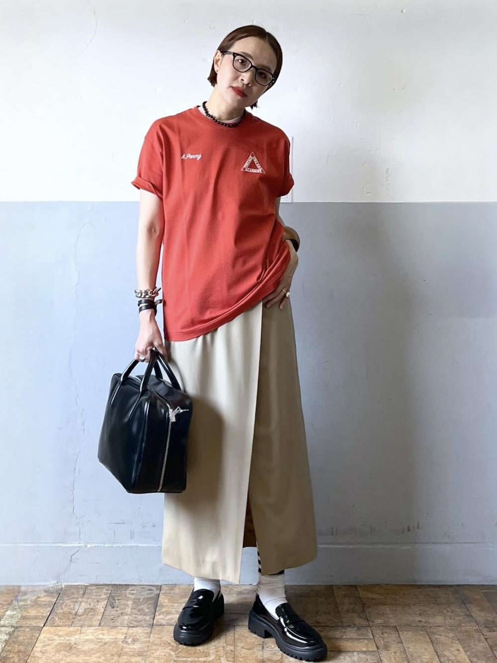 「オブラダ、oblada、24ss夏の新作、ブラック、プルオーバー、Tシャツ、レッド、ロゴ、半袖、クルーネック、ワンポイント、ローファー、ADAM ET ROPÉ、FEMME、高身長」｜「ADAM ET ROPE'のウォータープルーフコインローファー（ローファー、ブラック系）」を使った、カワバタさん（レディース・166cm）の春コーディネートの1枚目の写真