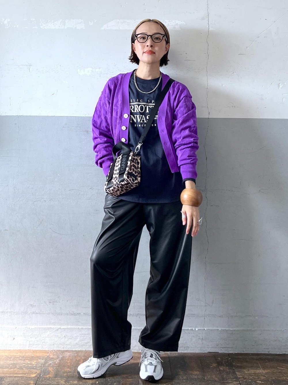 「パロットキャンバス、ganni、ガニー、a menda、アメンダ、ロンtee、24AWGOODS、ミニ、レオパード、プルオーバー、長袖、クルーネック、パープル、ブラック、ネイビー」｜「ADAM ET ROPE'の【new balance(ニューバランス)】530（スニーカー、ホワイト系）」を使った、カワバタさん（レディース・166cm）の秋コーディネートの1枚目の写真