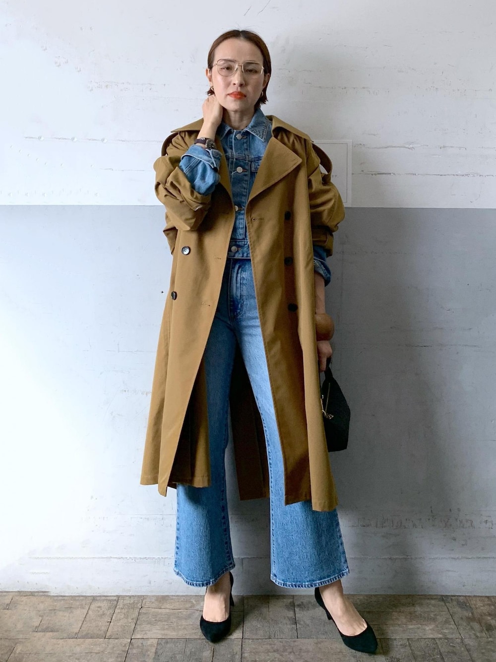 「キャメル、24ss、トレンチコート、rollas、ローラスジーンズ、ローラス、長袖、ロング、コート、ブルー、デニム、ADAM ET ROPÉ、FEMME、高身長、骨格ナチュラル」｜「ADAM ET ROPE'のドルマンオーバートレンチコート（トレンチコート、ブラウン系）」を使った、カワバタさん（レディース・166cm）の冬コーディネートの1枚目の写真