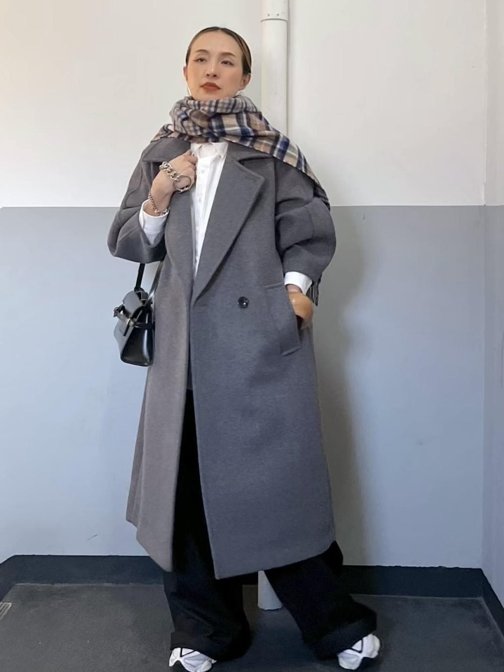「冬コーデ、お出かけコーデ、旅行コーデ、大人カジュアル、メンズライク、ADAM ET ROPÉ、ナチュラル、イエベ秋、乾燥、高身長、トップス、シャツ/ブラウス、ジャケット/アウター、ステンカラーコート、パンツ」｜「ADAM ET ROPE'のウールボンディングロングコート（ステンカラーコート、グレー系）」を使った、カワバタさん（レディース・166cm）の秋コーディネートの1枚目の写真