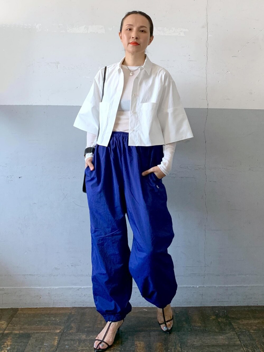 「hai、ハイ、parrot canvas、短丈、クロップドシャツ、ナイロンパンツ、イージーパンツ、ホワイト、長袖、ボリュームスリーブ、襟、ブルー、十分丈、サンダル、ストラップサンダル」｜「PARROTT CANVASの【PARROTT CANVAS】PCM NYLON EASY PANTS（その他パンツ、ブルー系）」を使った、カワバタさん（レディース・166cm）の夏コーディネートの1枚目の写真