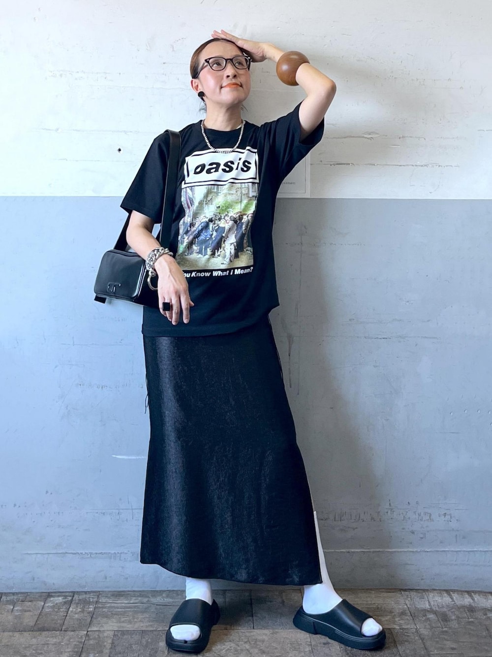 「oasis、オアシス、フォト、ノエル、ブラック、ショルダーバッグ、プルオーバー、Tシャツ、ロゴ、半袖、クルーネック、プリント、ロング、タイトスカート、タイト」｜「PAESの【PAES(ペイズ)】 SLIDE リカバリーサンダル（サンダル、ブラック系）」を使った、カワバタさん（レディース・166cm）の夏コーディネートの1枚目の写真