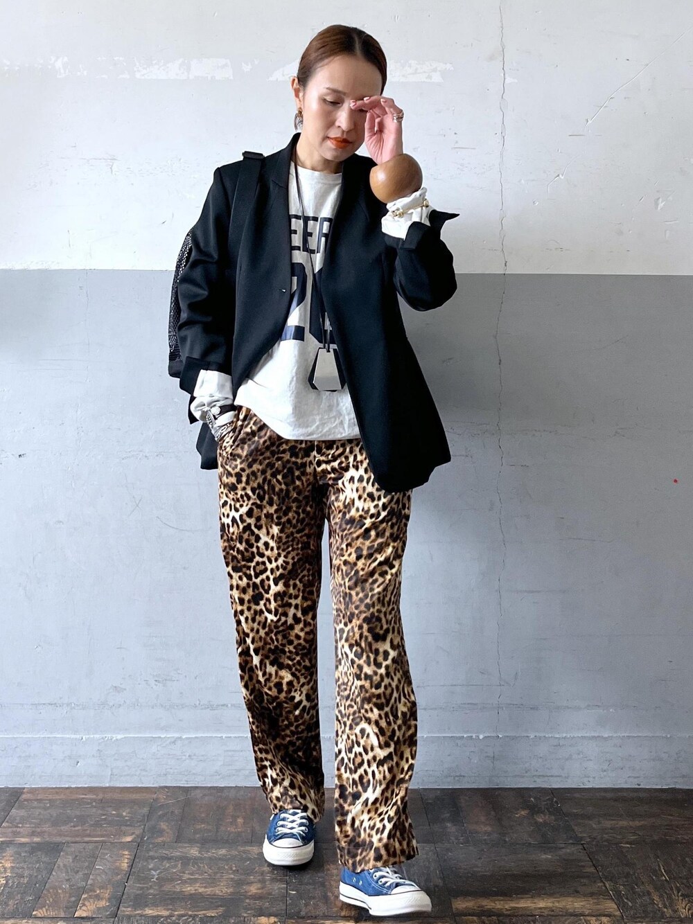 「champion、AURALEE、オーラリー、oblada、オブラダ、メッシュ、ジャケット、グレー、プルオーバー、Tシャツ、ロゴ、クルーネック、プリント、パンツ、レオパード」｜「ADAM ET ROPE'のドスキンシェイプジャケット（テーラードジャケット、ブラック系）」を使った、カワバタさん（レディース・166cm）の春コーディネートの1枚目の写真