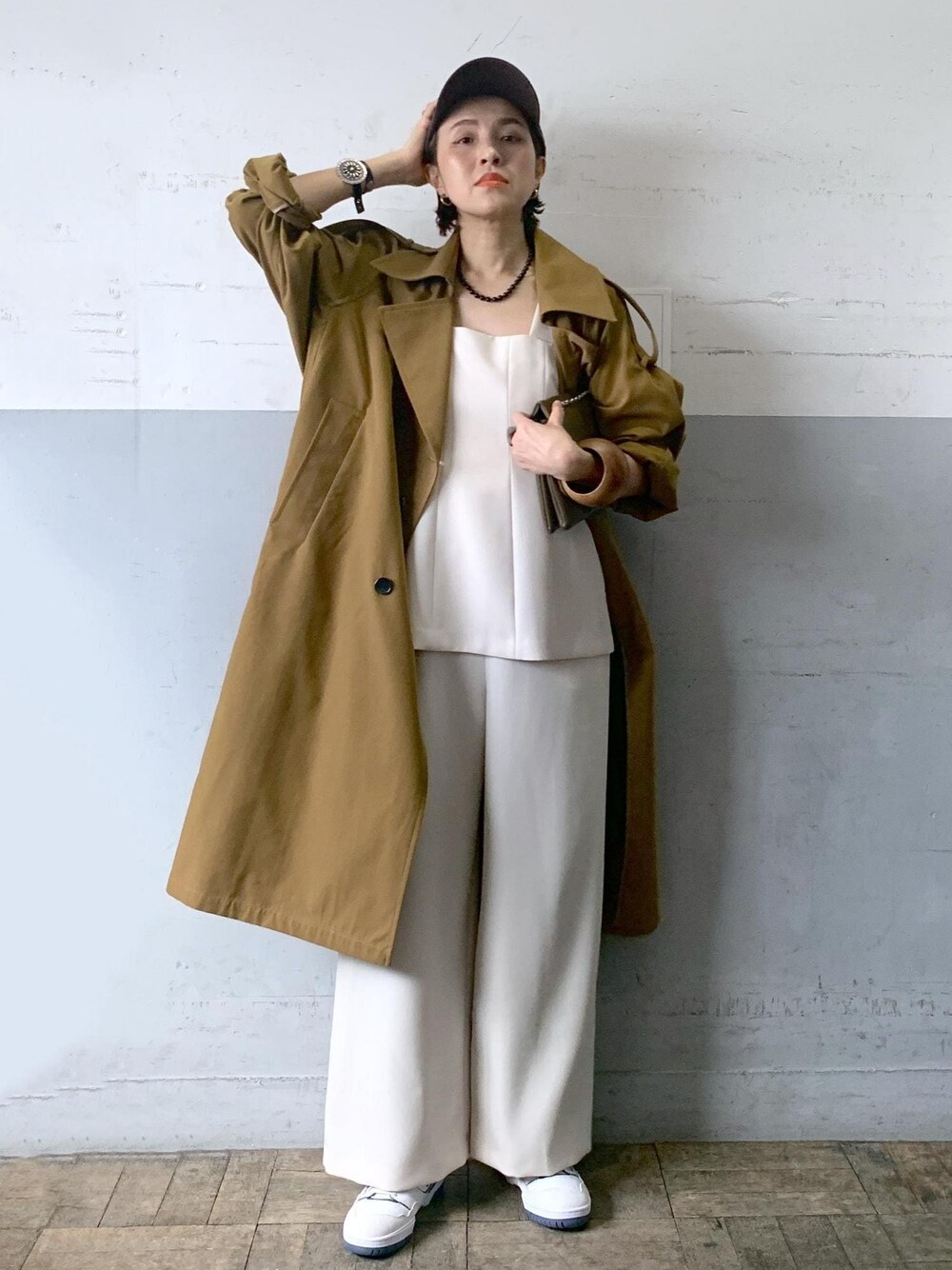 「24ss、春の新作、ニューバランス、ベージュ、ブラウン、長袖、ロング、コート、オーバーサイズ、ホワイト、パンツ、ワイド、ADAM ET ROPÉ、FEMME、高身長」｜「ADAM ET ROPE'のドルマンオーバートレンチコート（トレンチコート、ブラウン系）」を使った、カワバタさん（レディース・166cm）の冬コーディネートの1枚目の写真